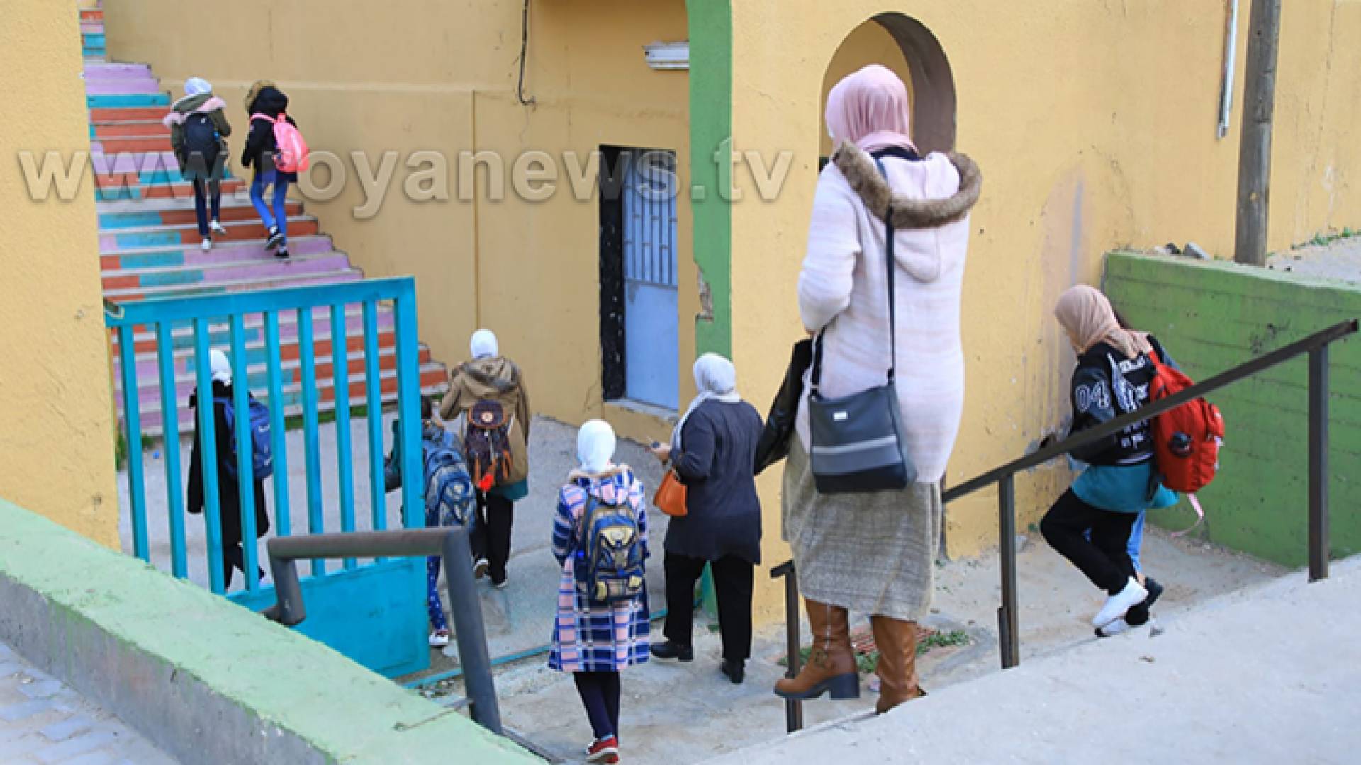 طالبات وكوادر تدريسية - ارشيفية