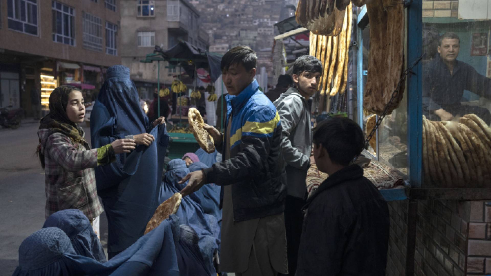 مواطنون أفغان يشترون الخبز عن عربة في أحد الشوارع