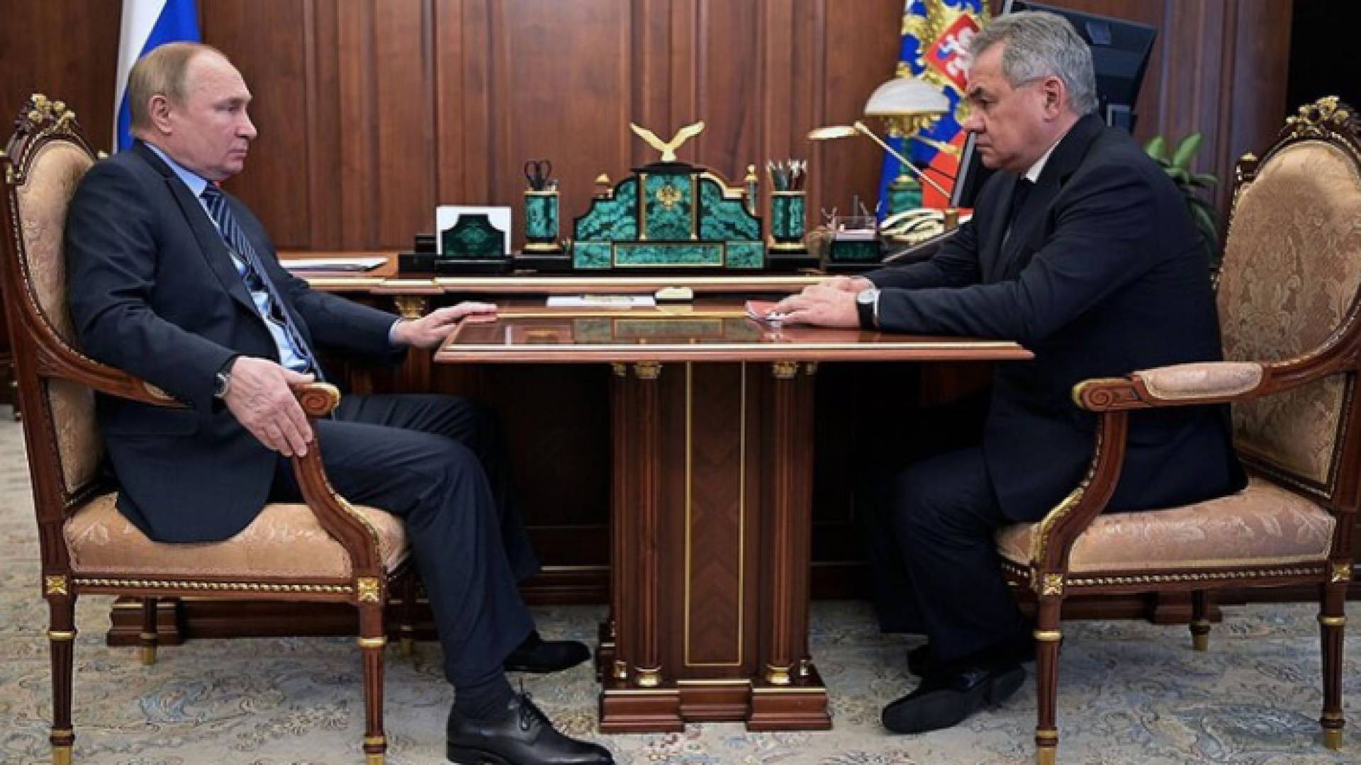 وزير الدفاع الروسي سيرغي شويغو خلال لقائه بالرئيس الروسي فلاديمير بوتين