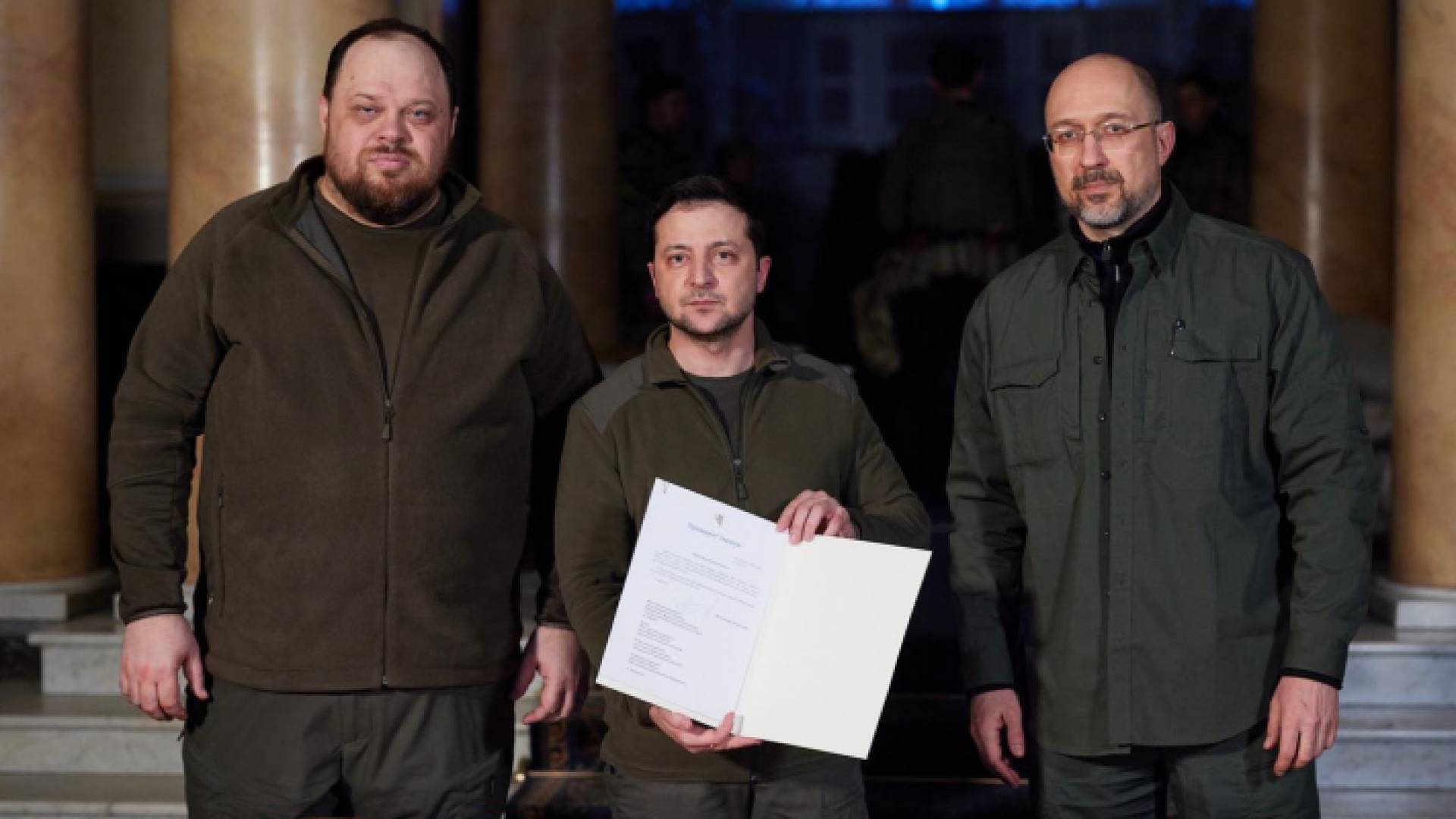 لحظة توقيع الرئيس الأوكراني على طلب رسمي لانضمام بلاده إلى الاتحاد الأوروبي