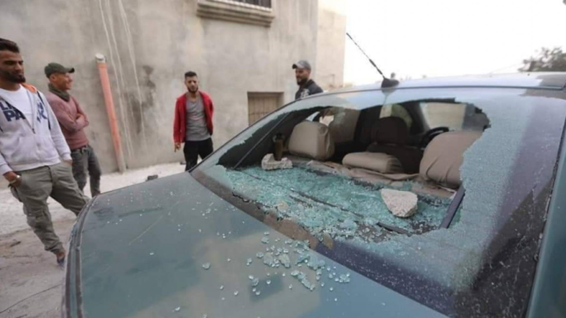 مركبة تعرضت لهجوم من قبل مستوطنين