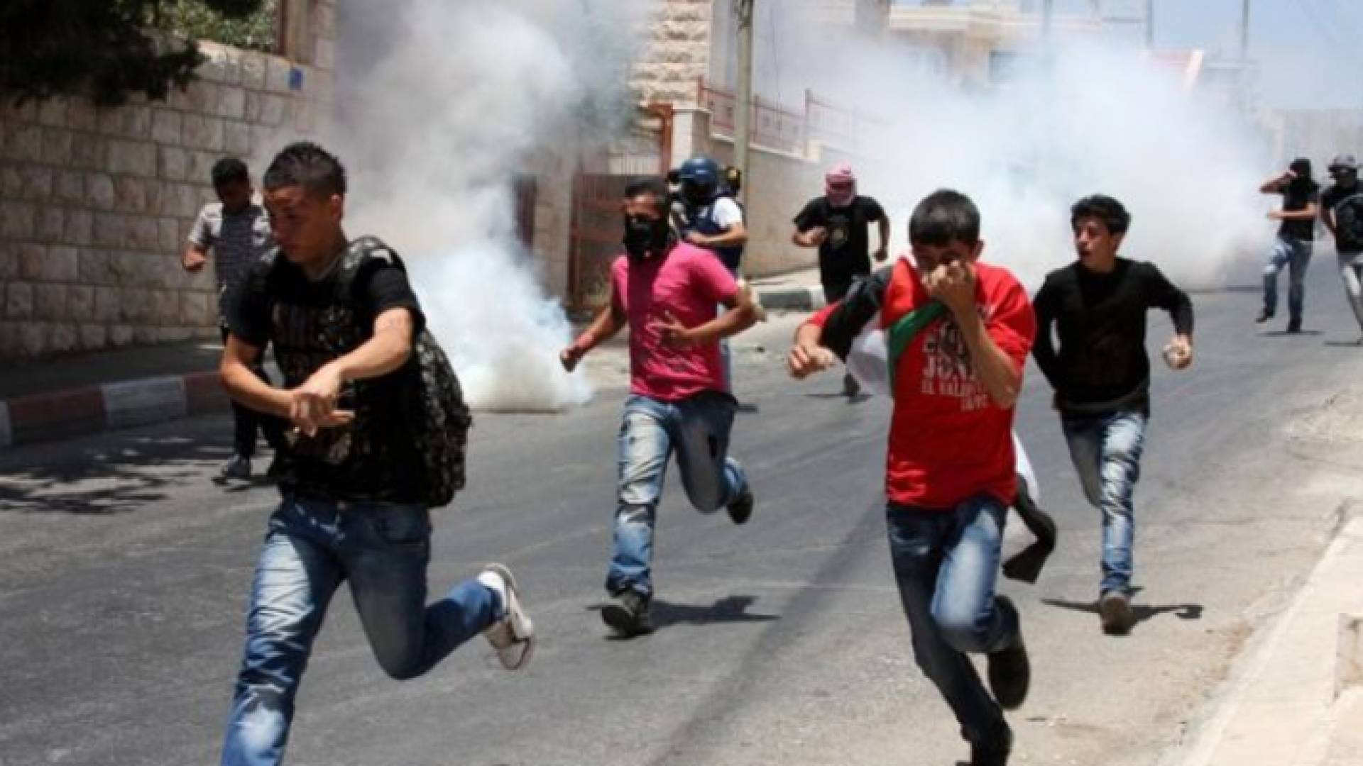 فلسطينيون خلال مواجهات مع الاحتلال