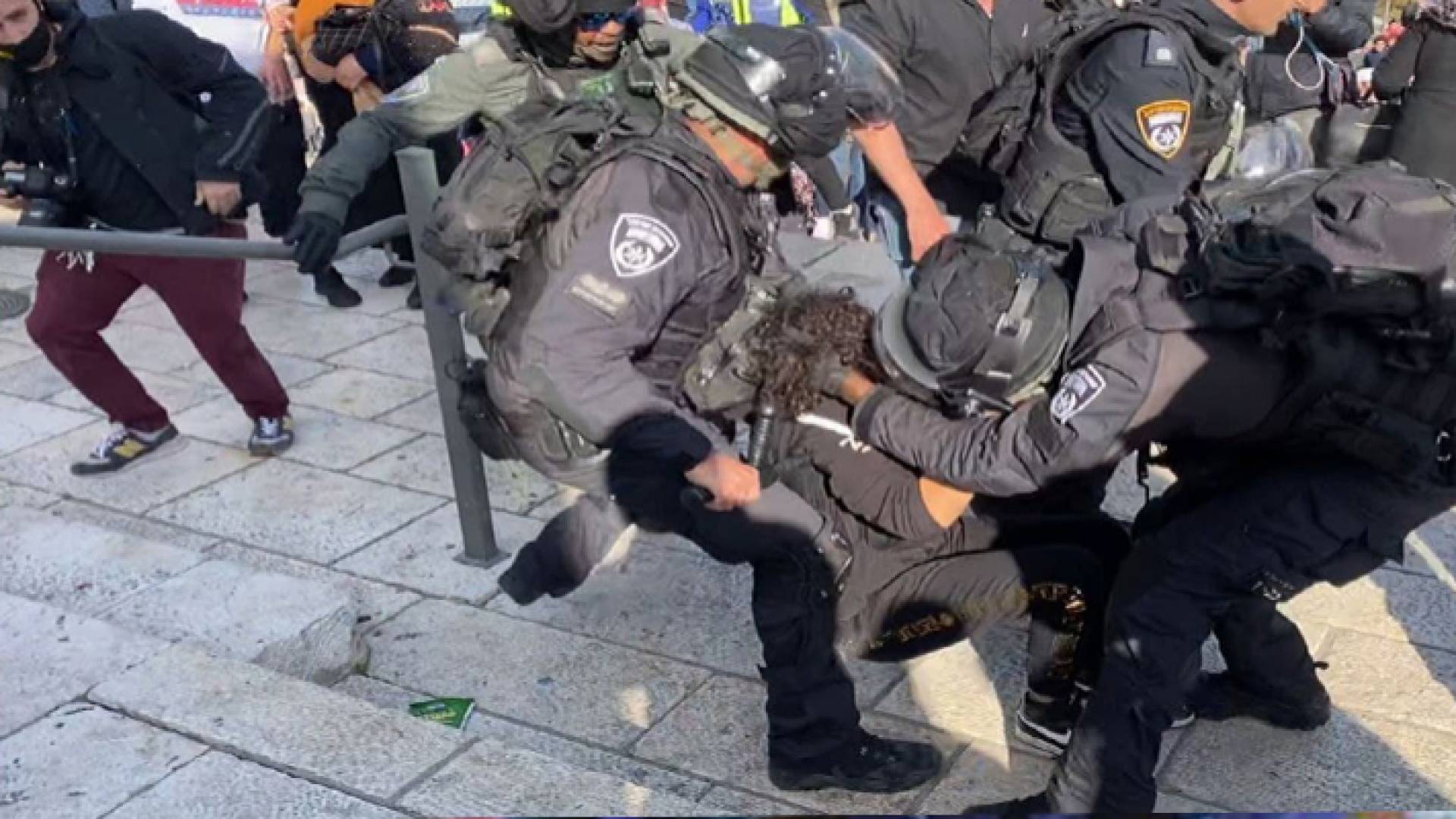 القدس المحتلة.. الاحتلال الإسرائيلي يعتدي بوحشية على فتاة فلسطينية عند باب العامود