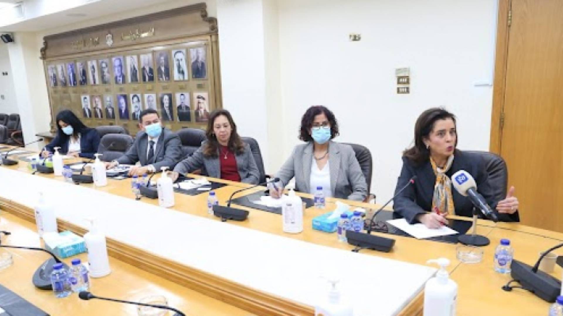 خلال الاجتماع