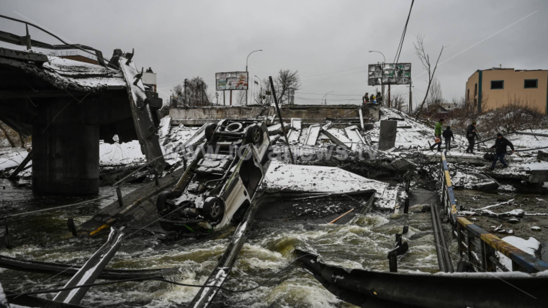 مركبة محطمة نتيجة قصف