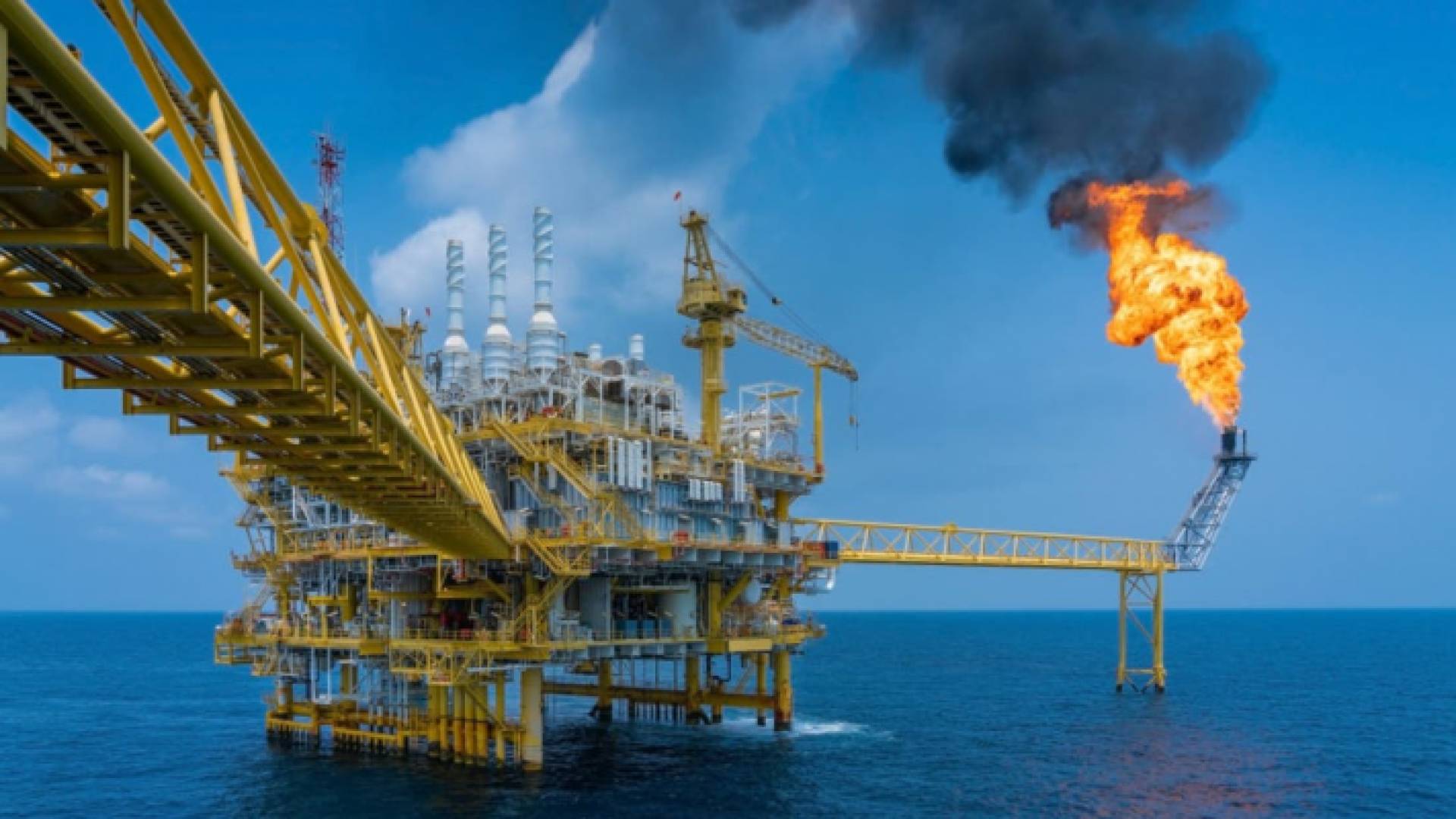 ارتفاع سعر برميل نفط برنت 5 % بسبب العملية العسكرية الروسية في أوكرانيا