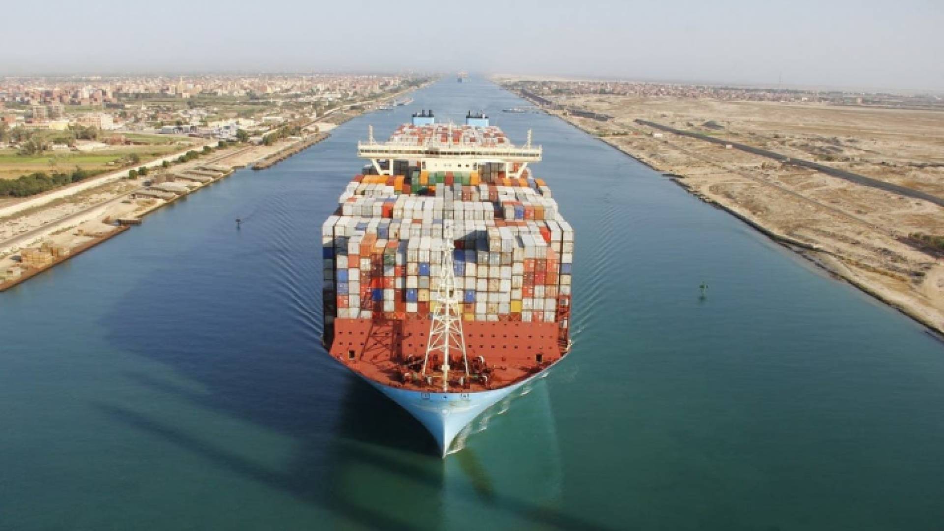 قناة السويس تفرض رسوم عبور اضافية على السفن تصل إلى 10%