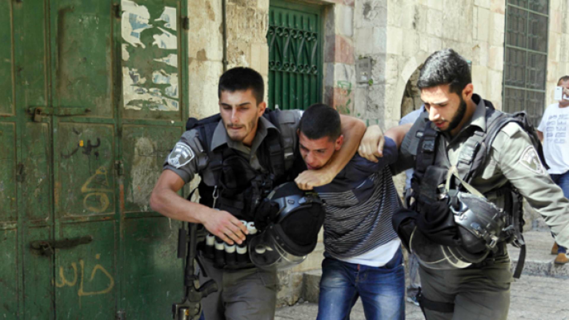 الاحتلال يعتقل فلسطينيا