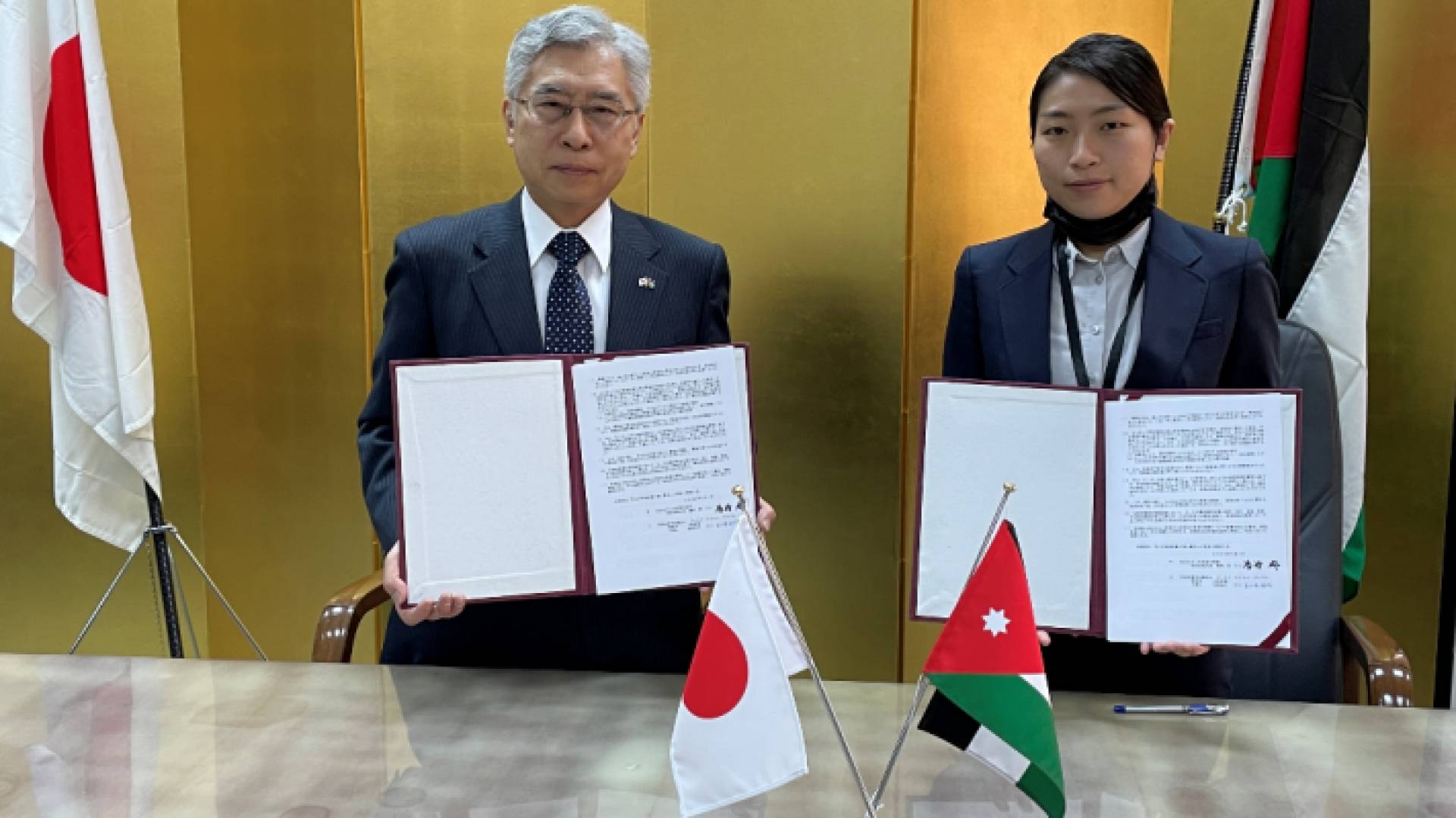 خلال توقيع اتفاقية المنحة