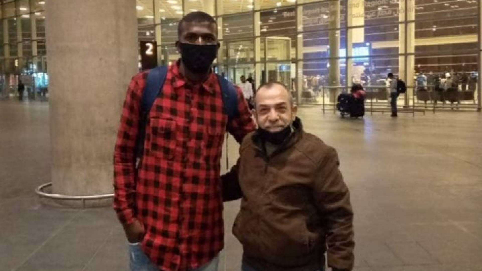 خلال استقبال اللاعب في المطار