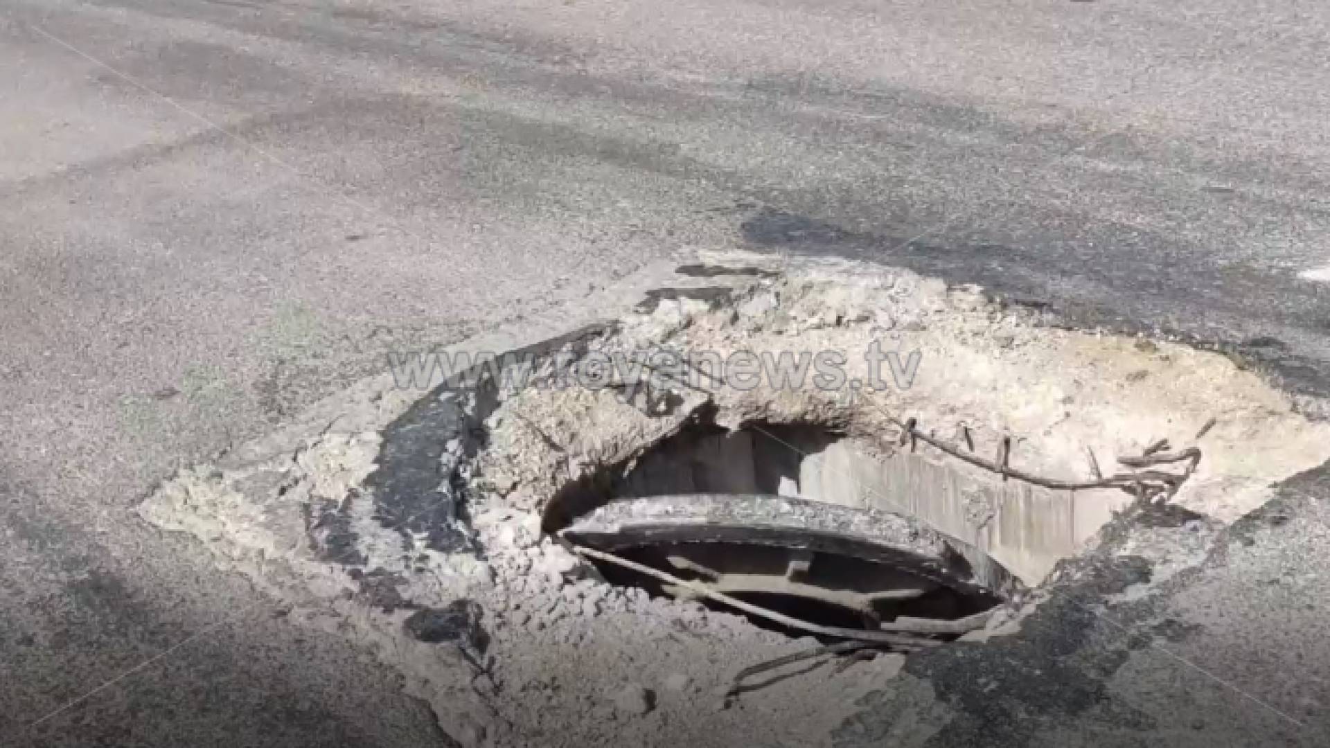 حفرة في الشارع العام في بأم البساتين تشكل خطرا كبيرا على سالكي الطريق