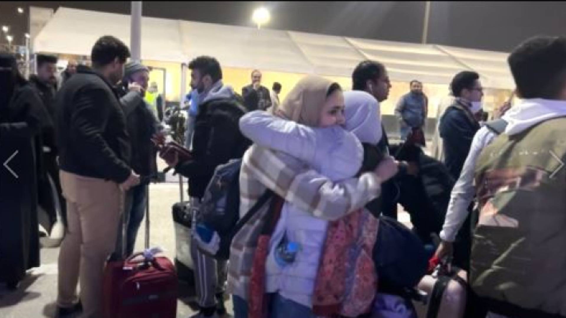 وصول 181 طالبا مصريا عائدا من أوكرانيا إلى مطار القاهرة