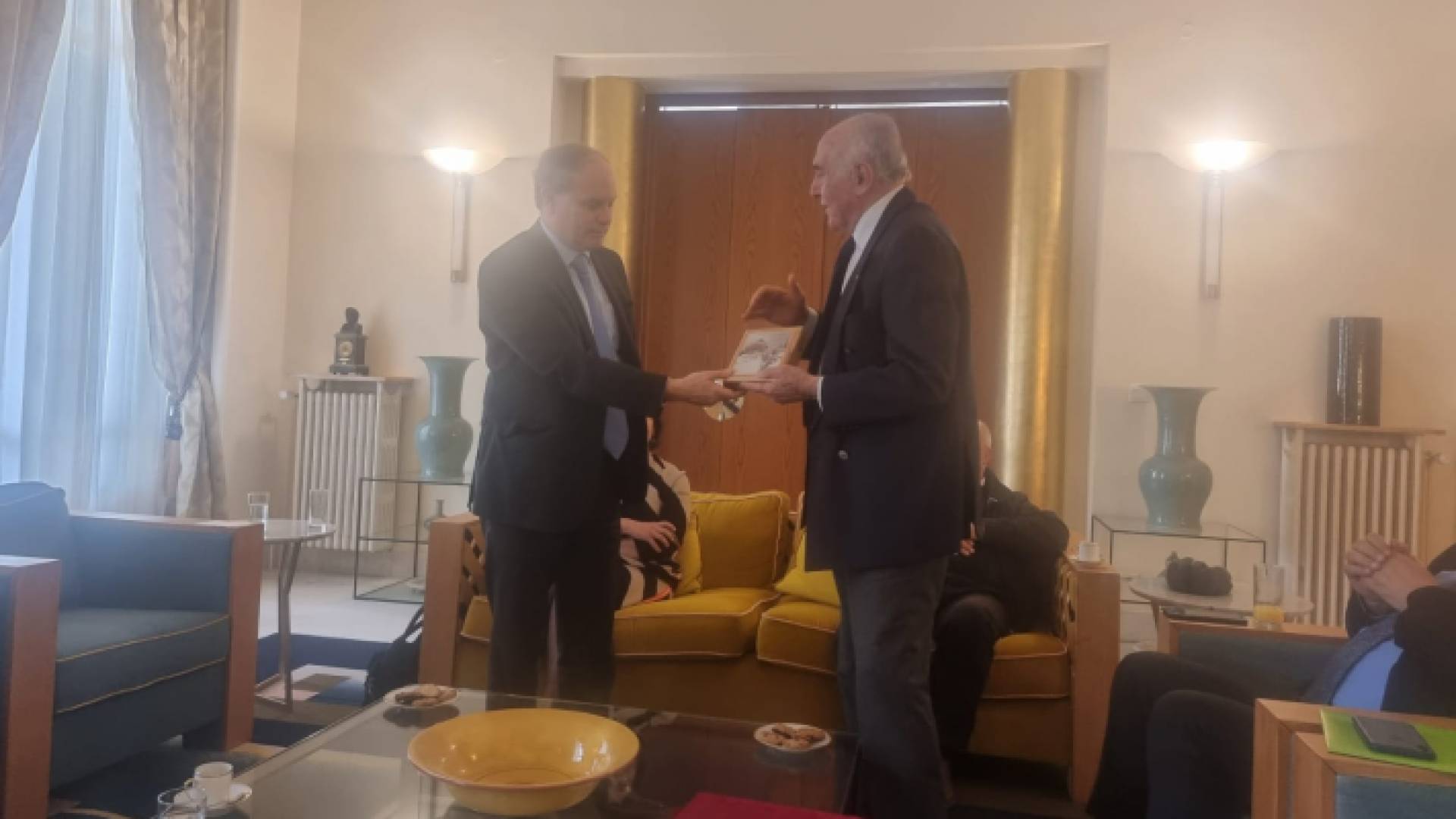 المصري يبعث برسالة قوية إلى ماكرون ويعيد أرفع وسام فرنسي