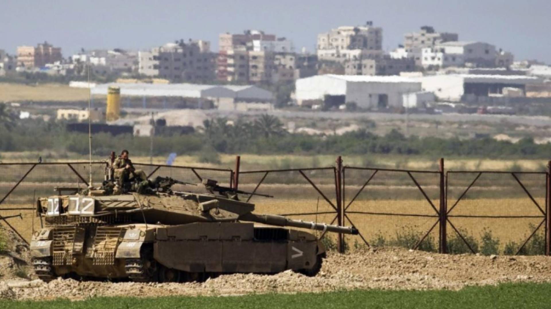 آلية عسكرية تابعة للاحتلال