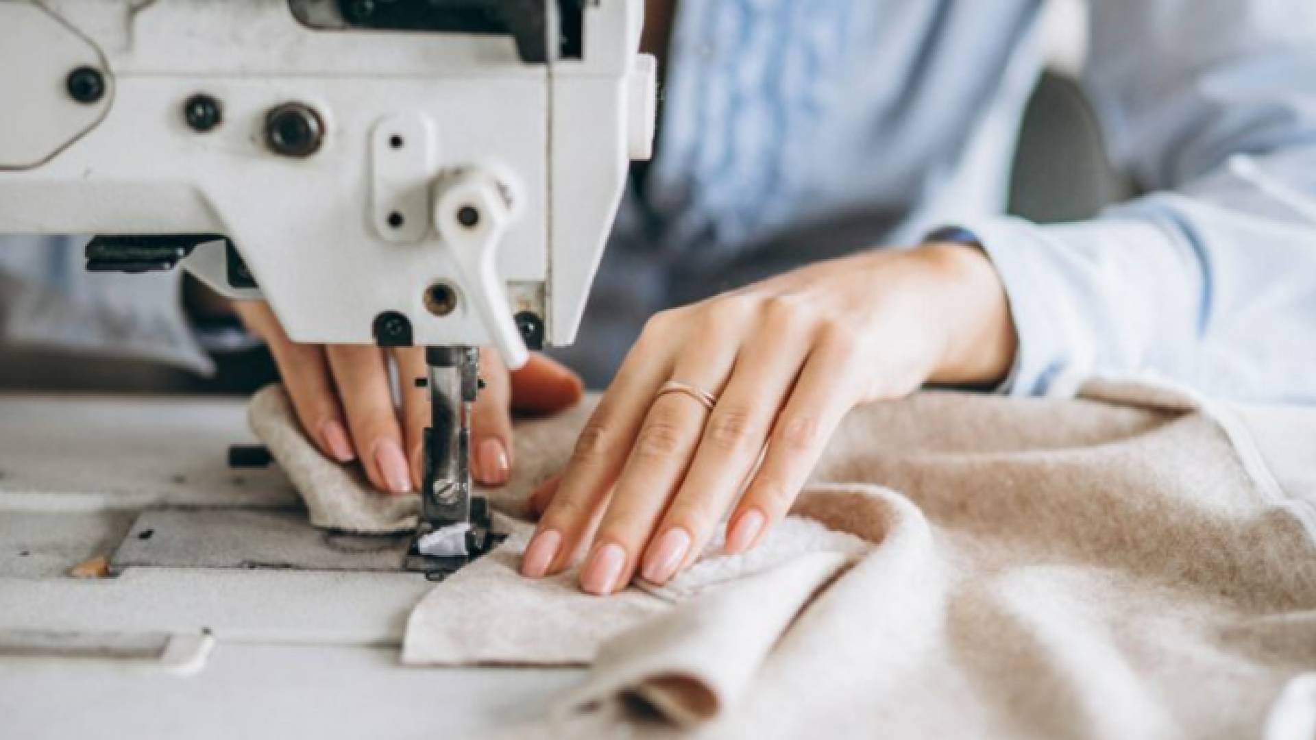 عاملة خياطة