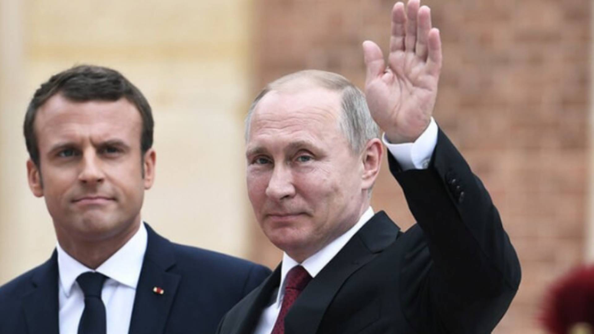 الرئيسان الروسي فلاديمير بوتين والفرنسي إيمانويل ماكرون