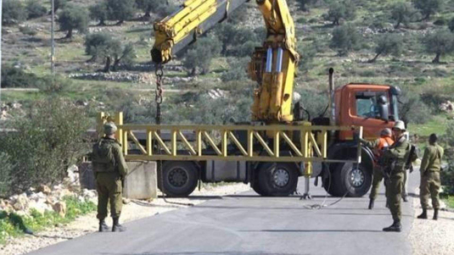عناصر من قوات الاحتلال تغلق أحد الطرق الفلسطينية