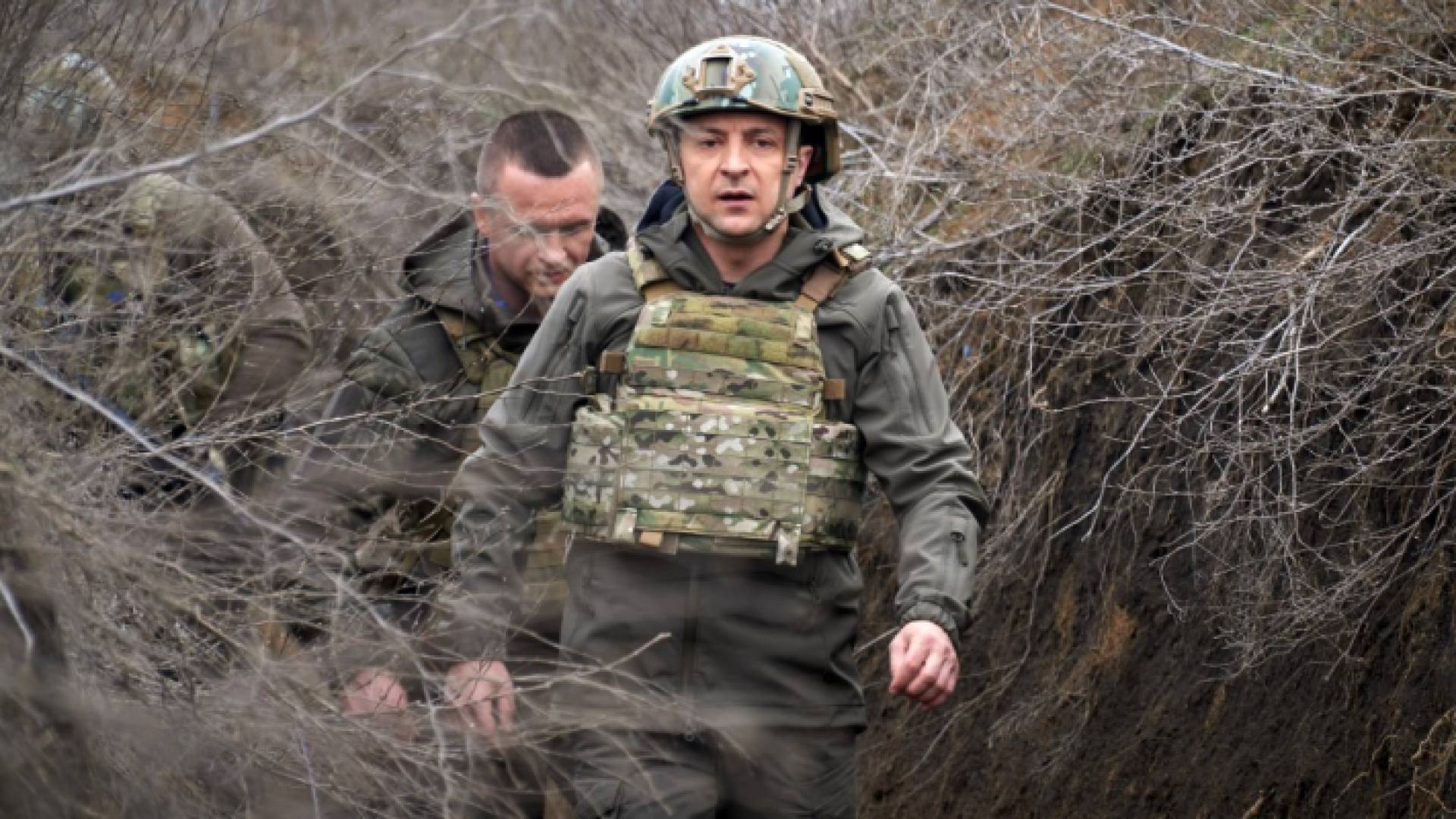 ما حقيقة صورة زيلينسكي وهو يحارب إلى جانب سلفه بوروشنكو في أوكرانيا؟