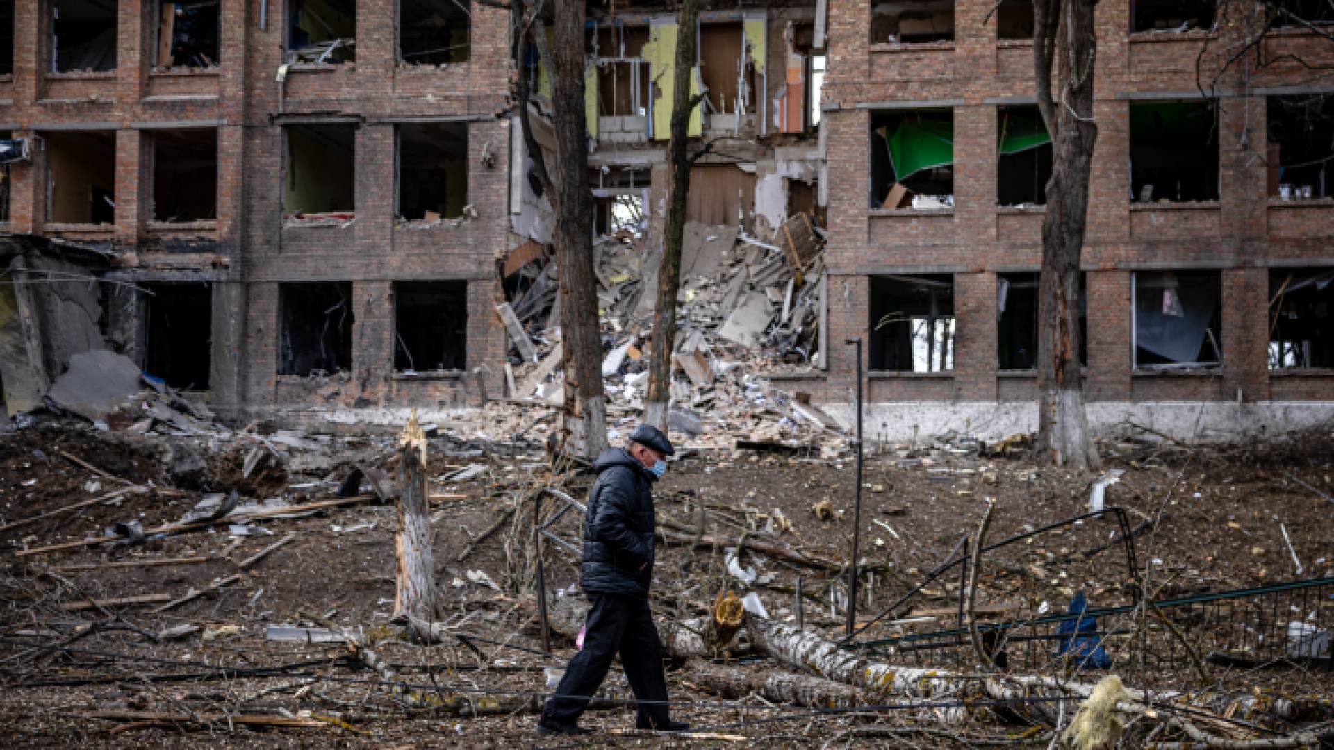 رجل يسير أمام مبنى مدمر بعد هجوم صاروخي على بلدة فاسيلكيف - AFP