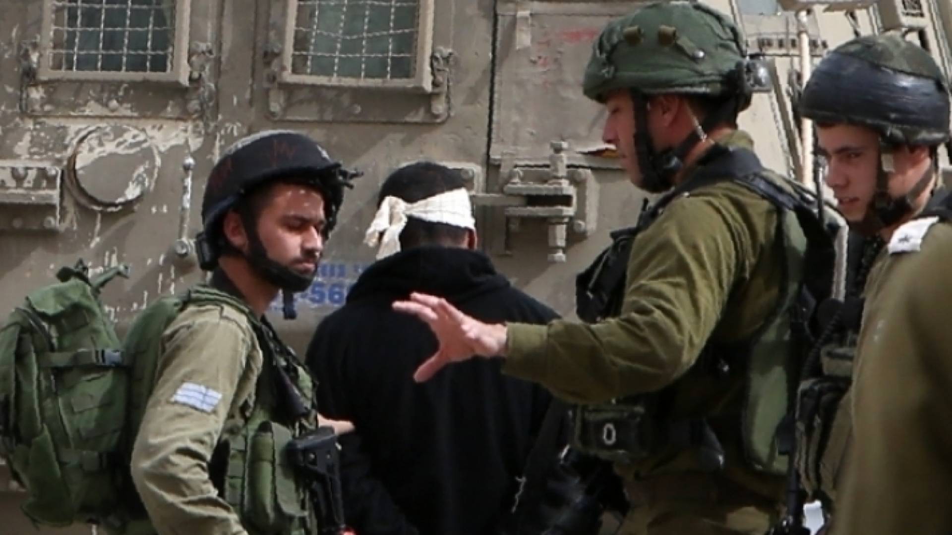 الاحتلال يعتقل فلسطينيا - أرشيفية