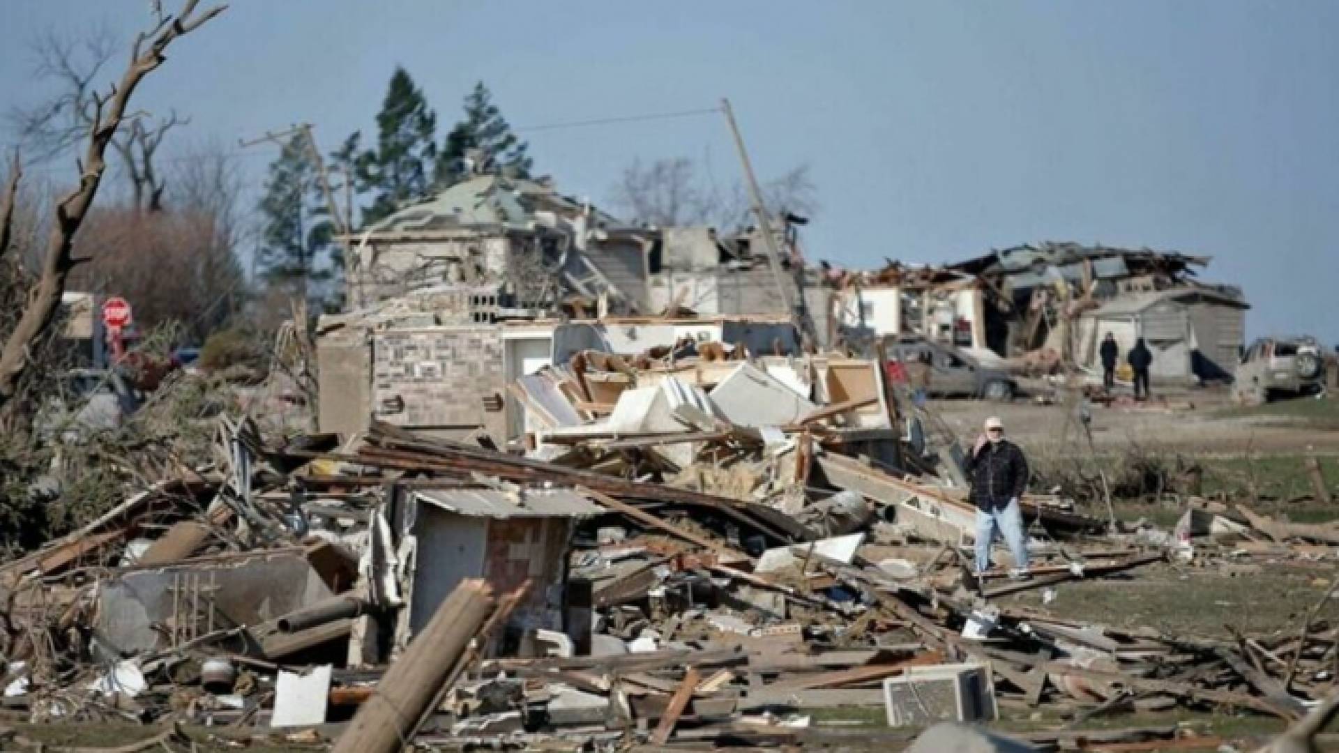 دمار خلفه إعصار قوي في أمريكا