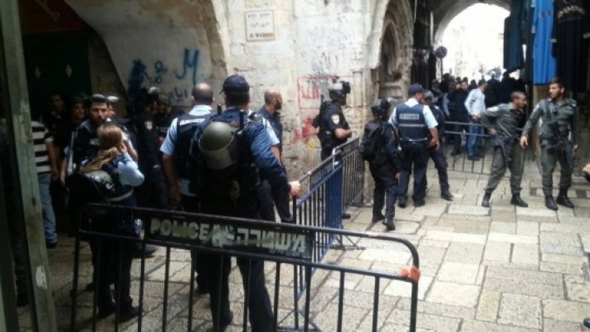 استشهاد فلسطيني بعد طعن شرطيين إسرائيليين في المسجد الأقصى