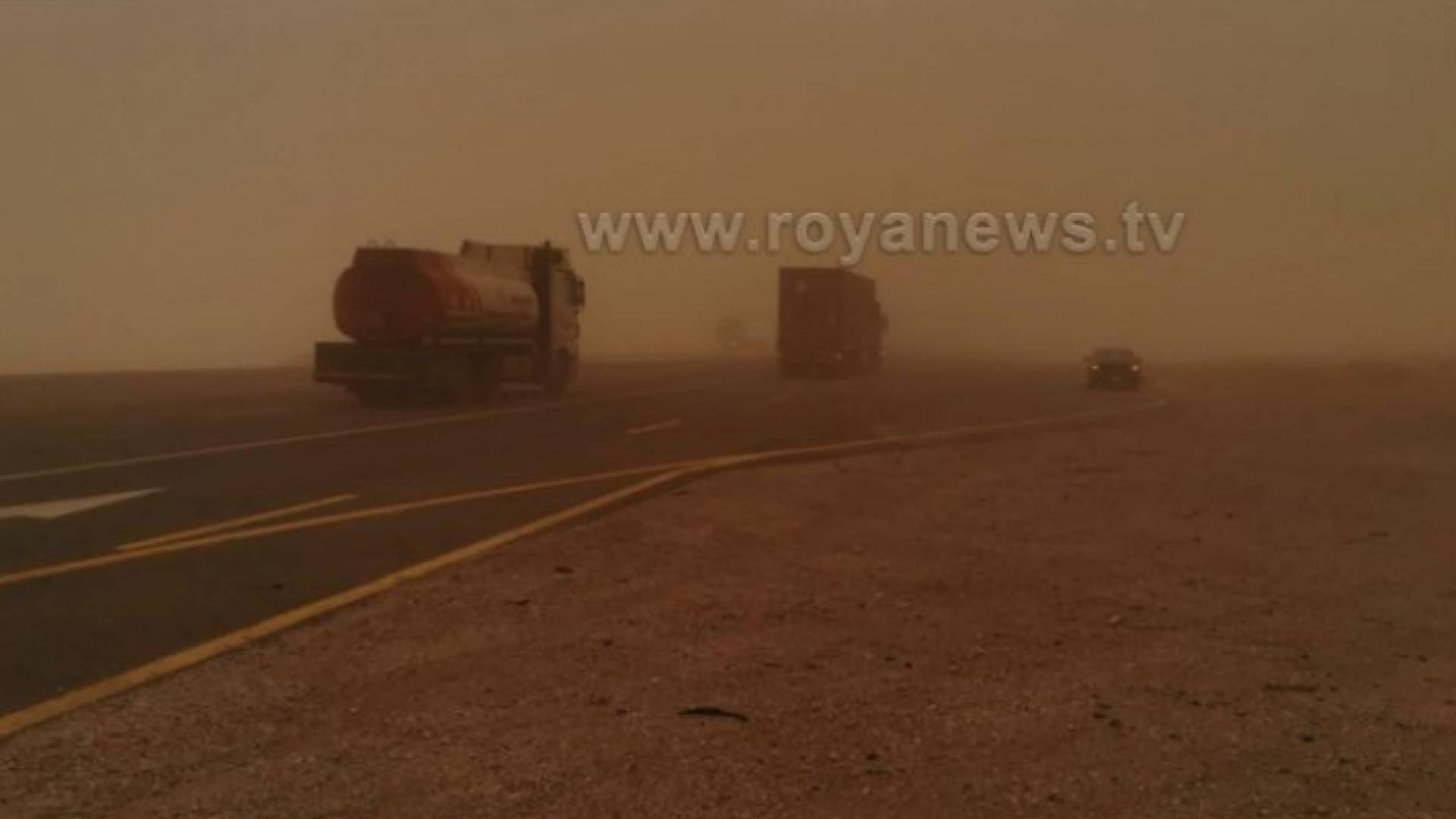 غبار على الطريق الصحراوي