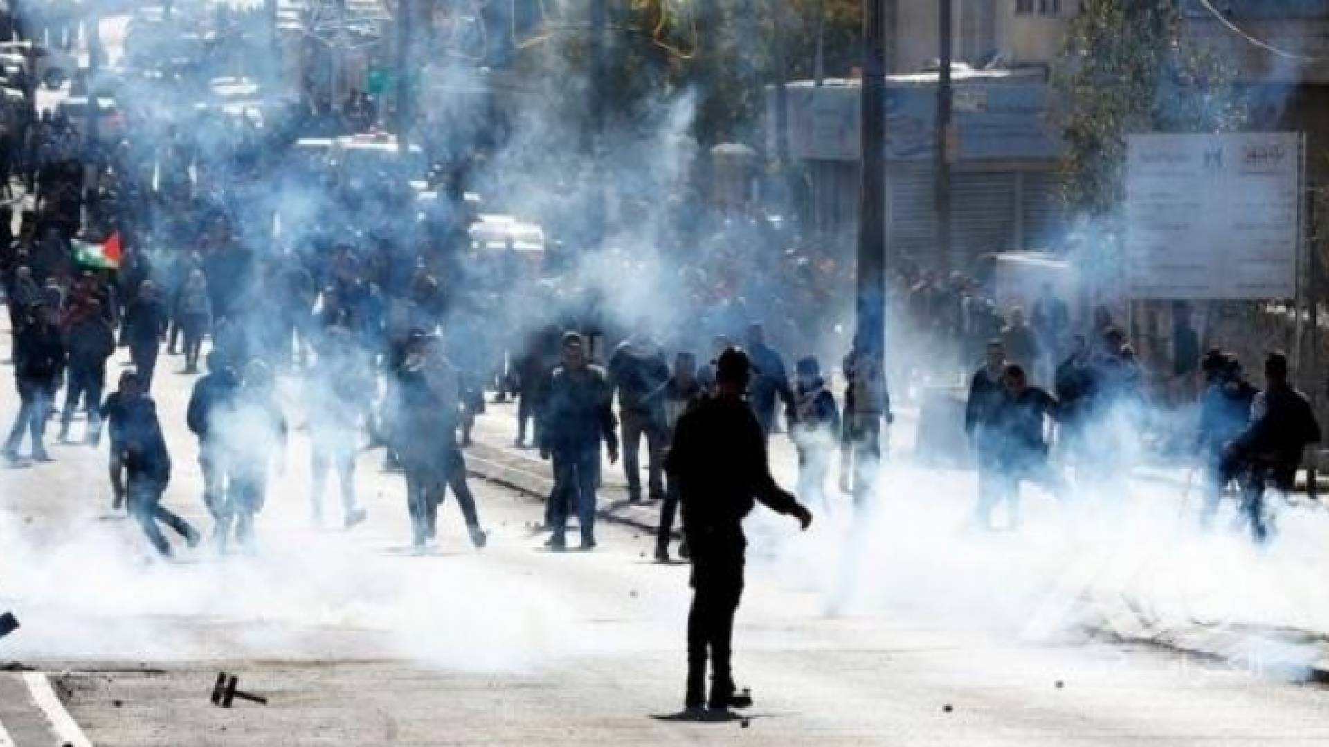 الخليل.. اصابات بالاختناق خلال مواجهات مع الاحتلال بمخيم العروب