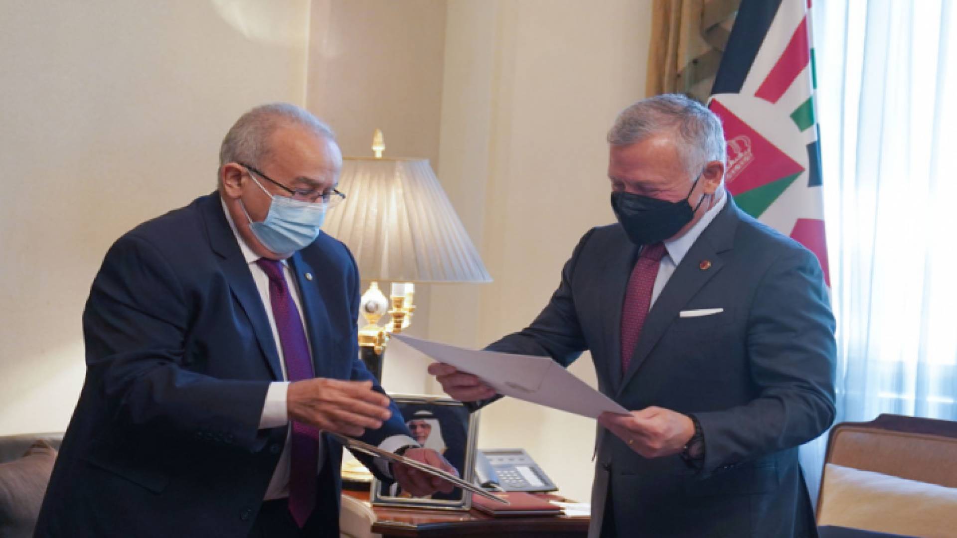 الملك يتسلم رسالة من الرئيس الجزائري