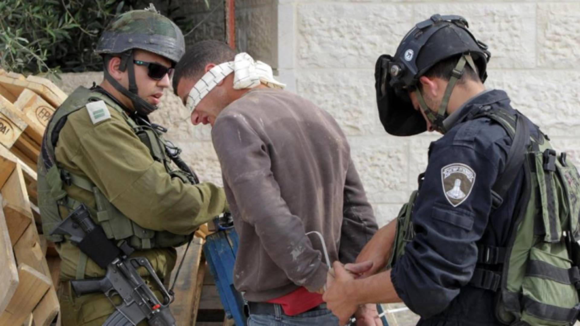 الاحتلال يعتقل فلسطينيا