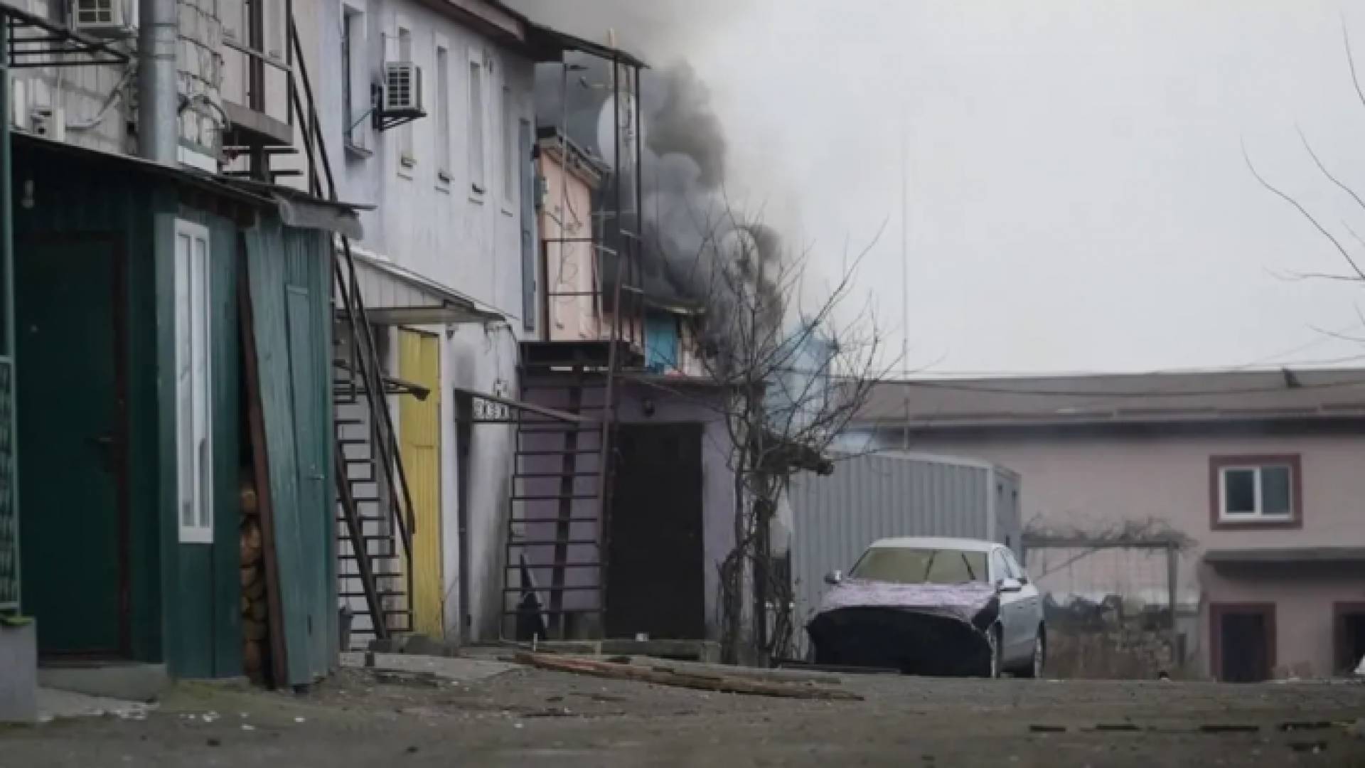 أوكرانيا.. آثار قصف ودمار في شمال غرب العاصمة الأوكرانية كييف