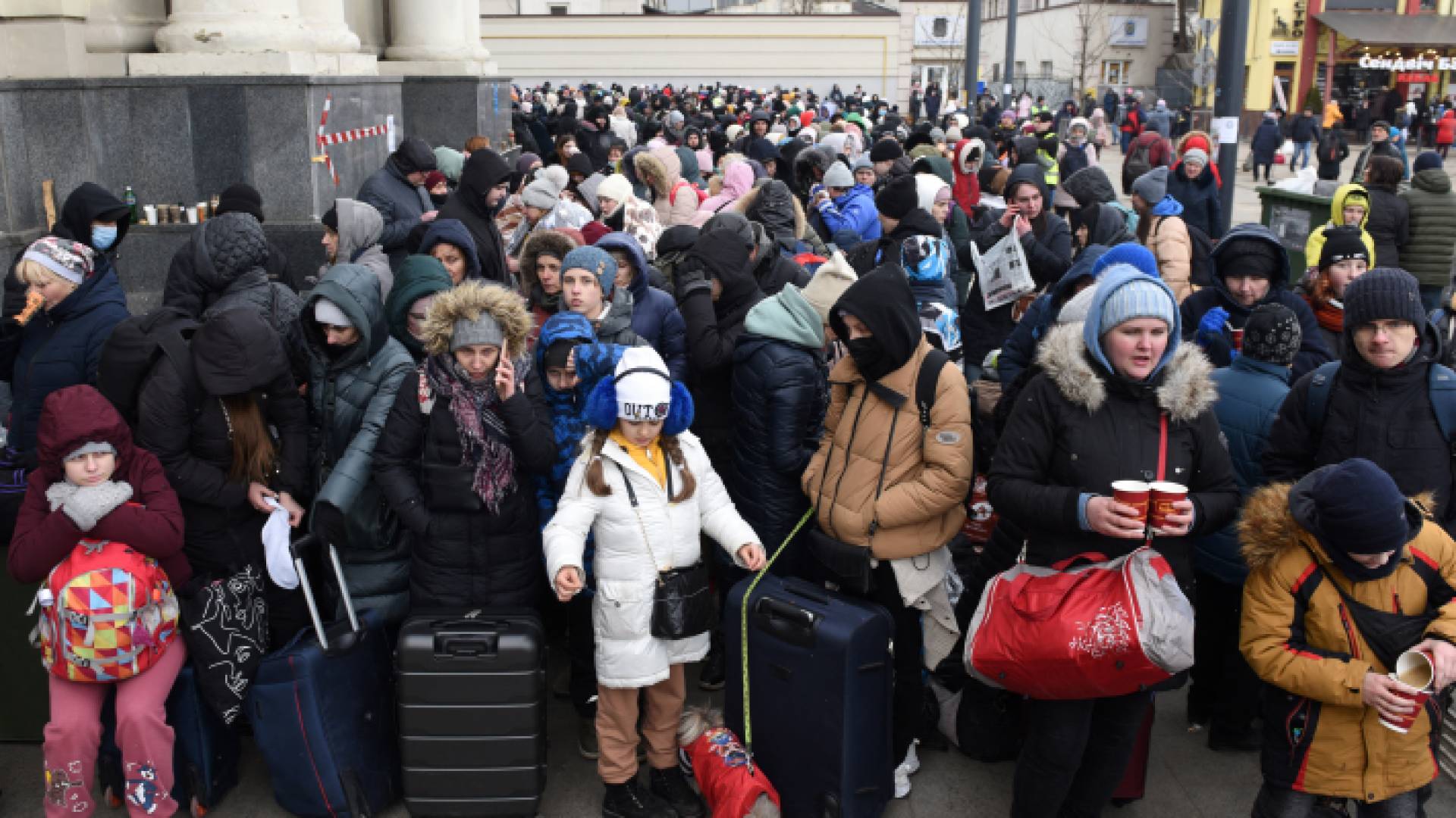 أشخاص ينتظرون قطارًا متجهًا إلى بولندا في محطة السكك الحديدية في مدينة لفيف بغرب أوكرانيا