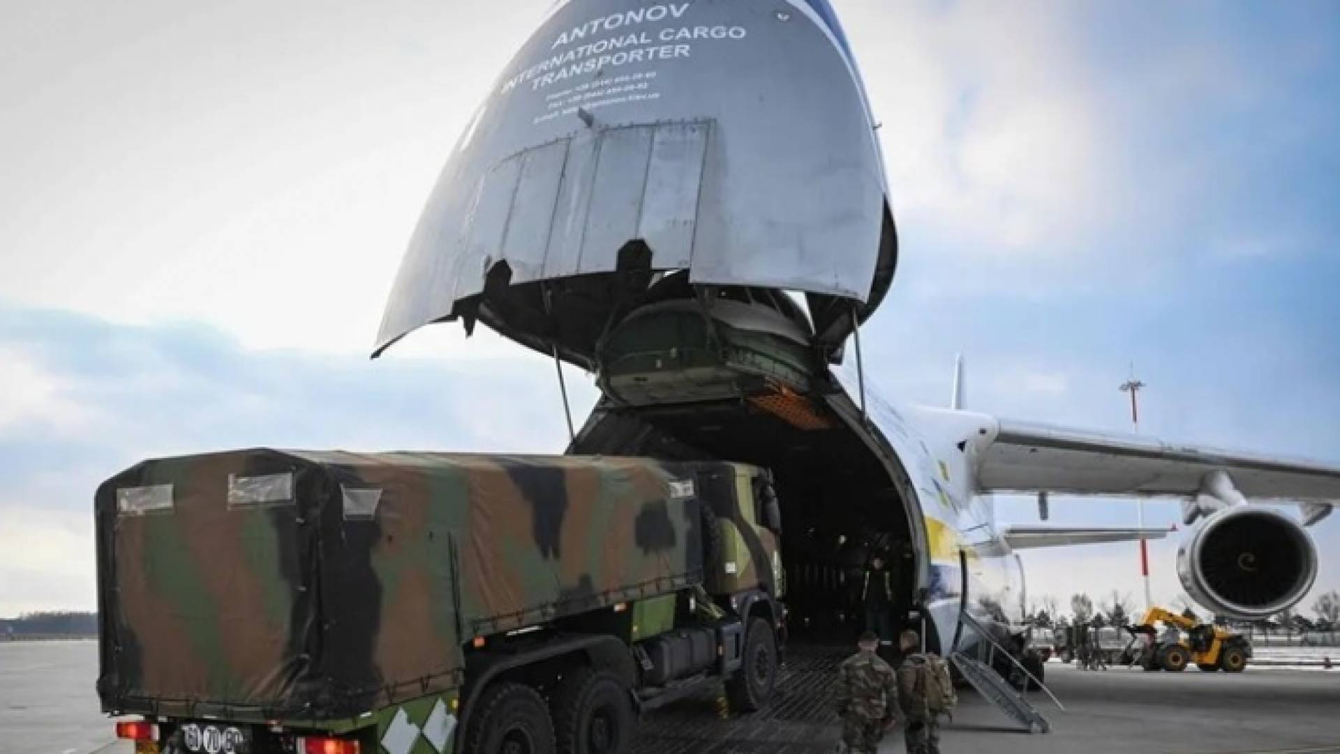 تفريغ معدات عسكرية فرنسية من طائرة شحن في قاعدة ميخائيل كوجالنيسيانو الجوية في رومانيا