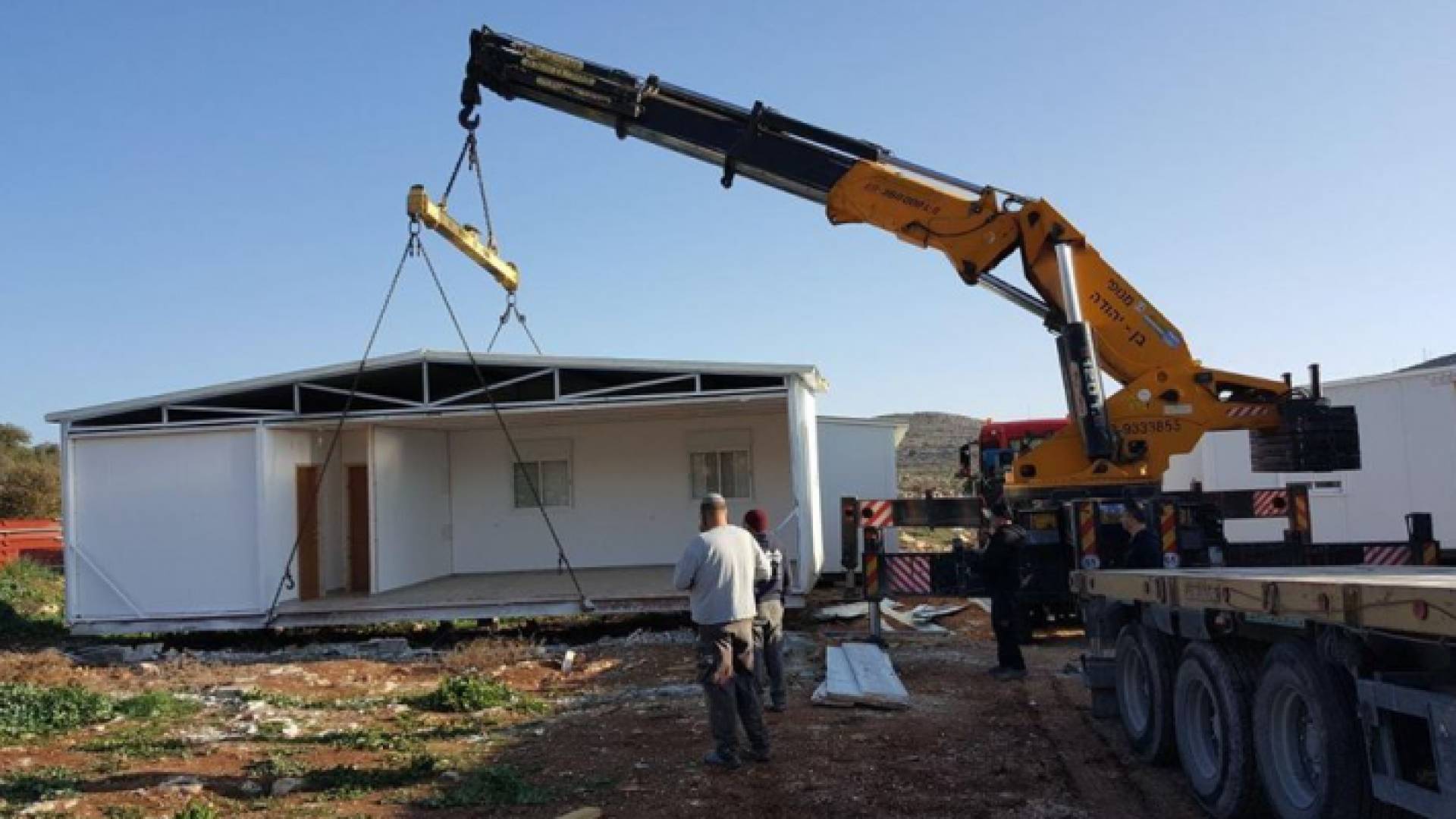 خلال نصب منزل متنقل في بيت لحم