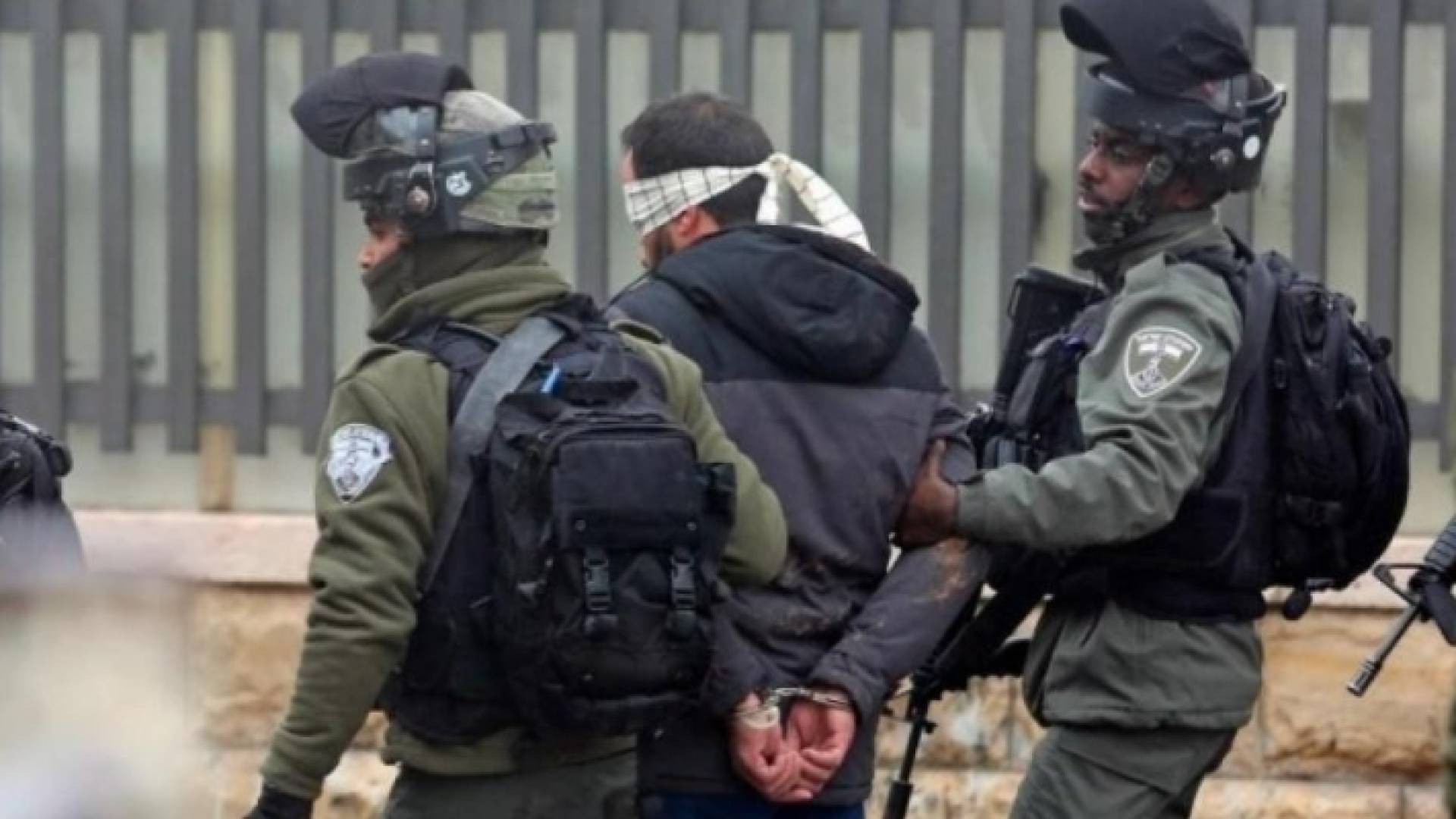 الاحتلال يعتقل فلسطيني