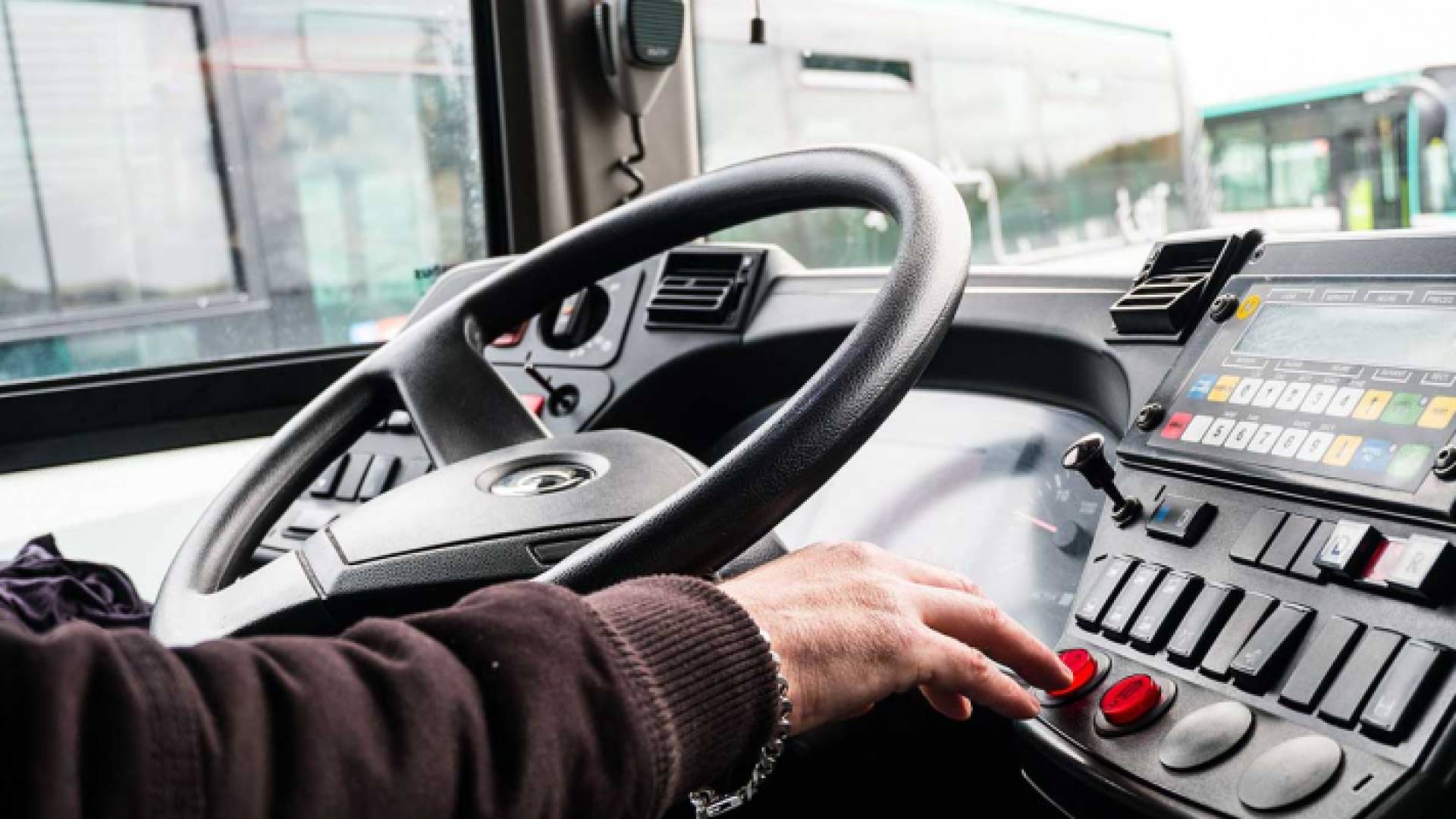 شخص يقود حافلة