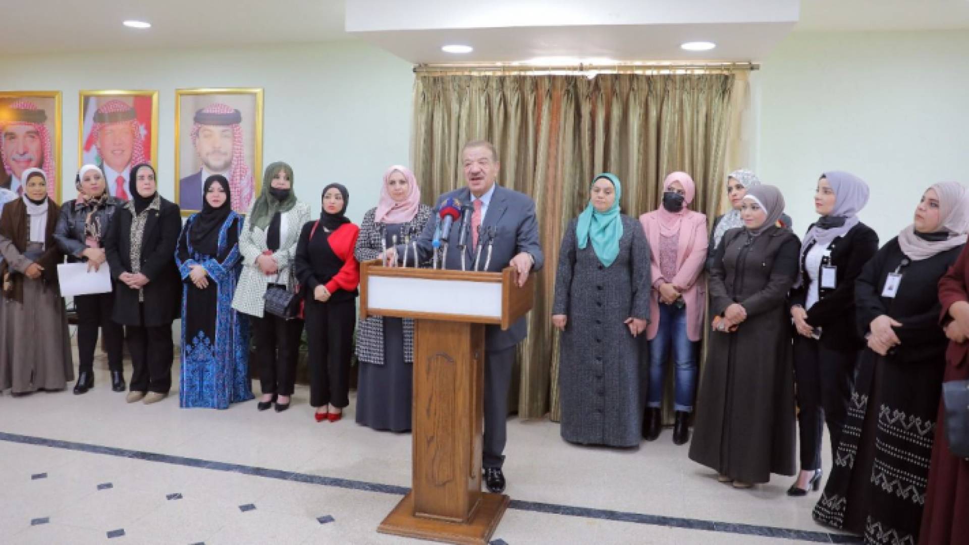 الدغمي يكرم سيدات في اليوم العالمي للمرأة