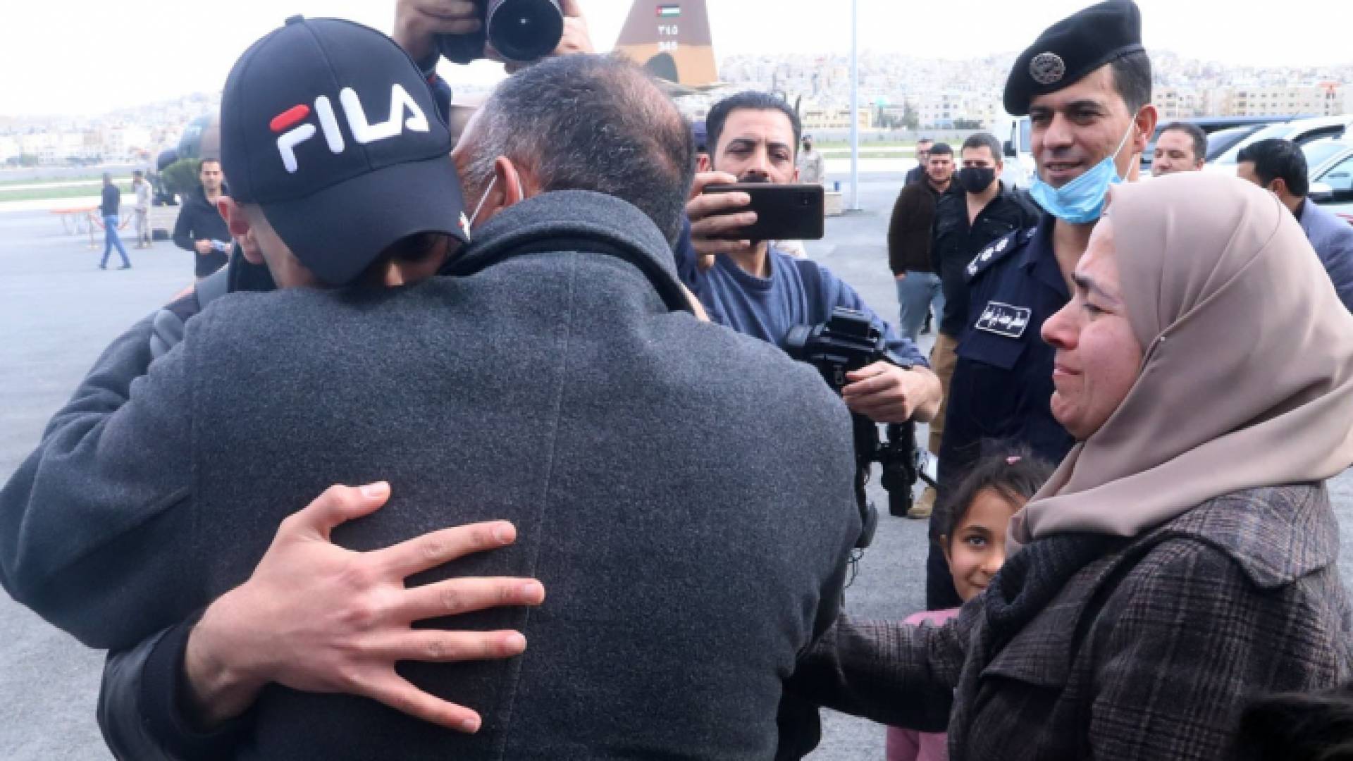 لحظة وصول أردنيين إلى أرض الوطن من أوكرانيا