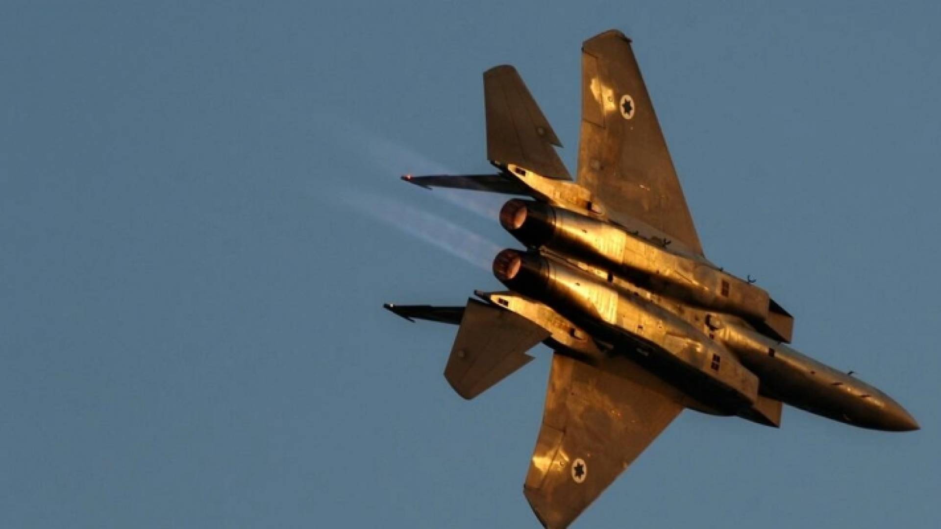 طائرة حربية تابعة للاحتلال الإسرائيلي من طراز F-15 خلال استعراض في قاعدة حتريم