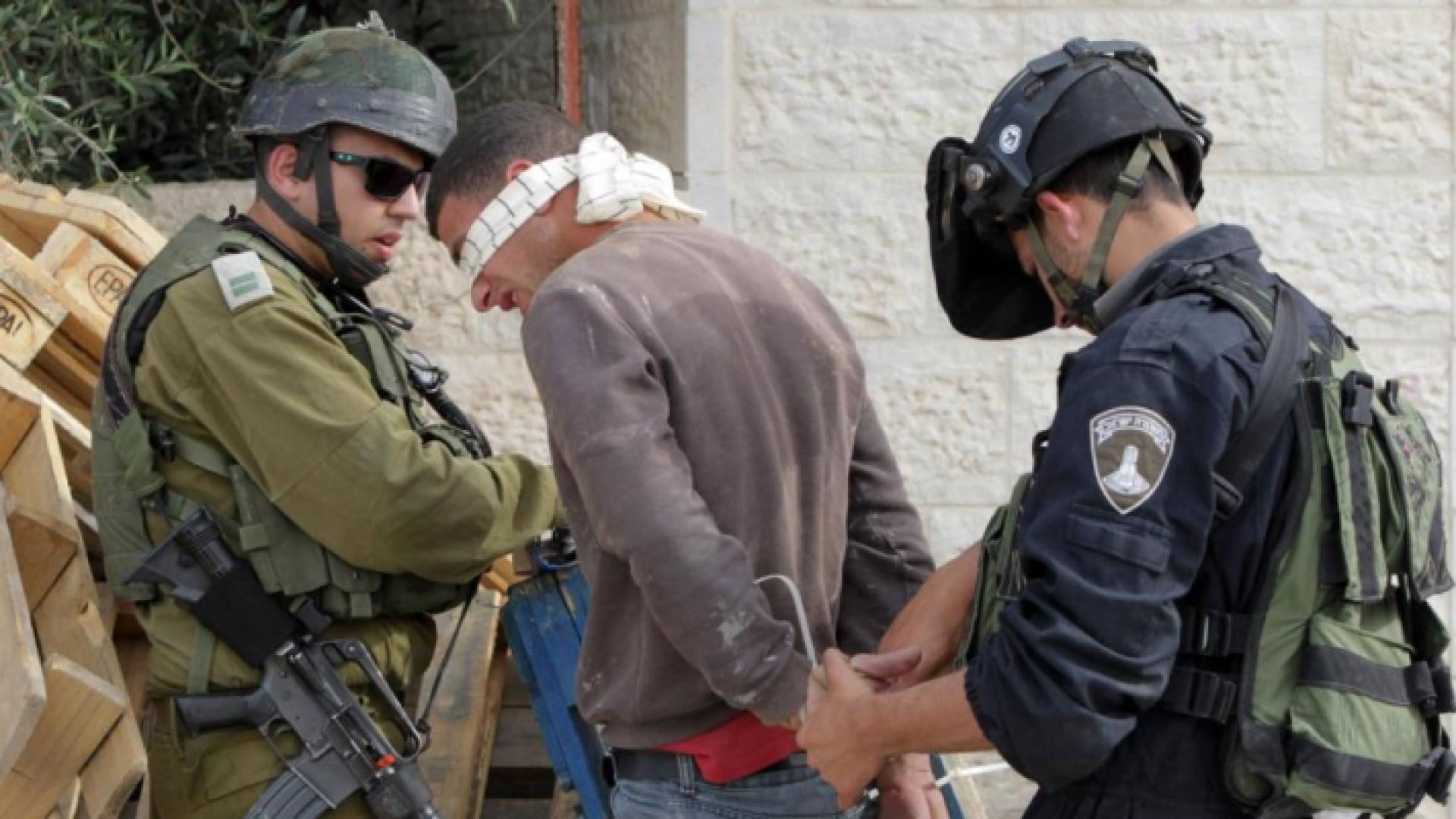 الاحتلال يعتقل فلسطينيا- أرشيفية