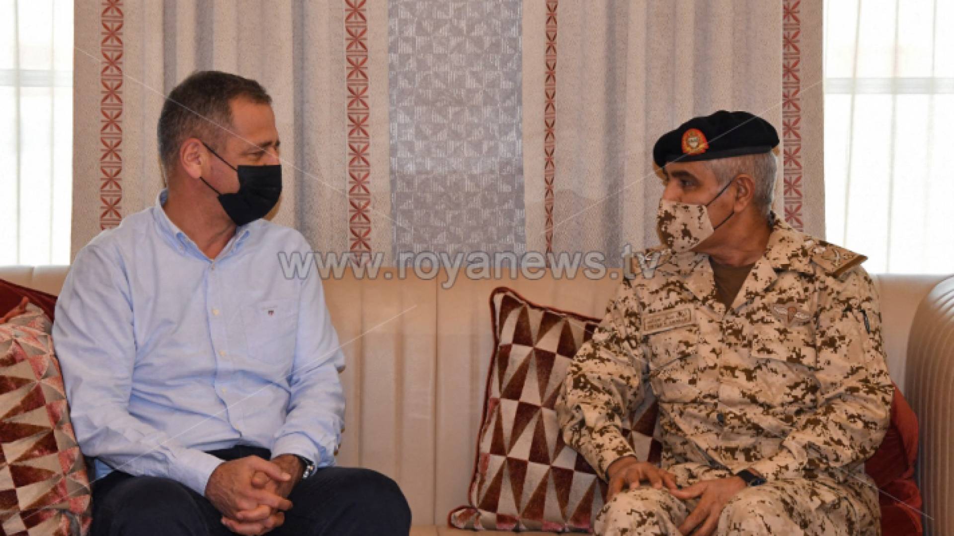رئيس هيئة الاركان البحرينية مع نظيره في الكيان المحتل
