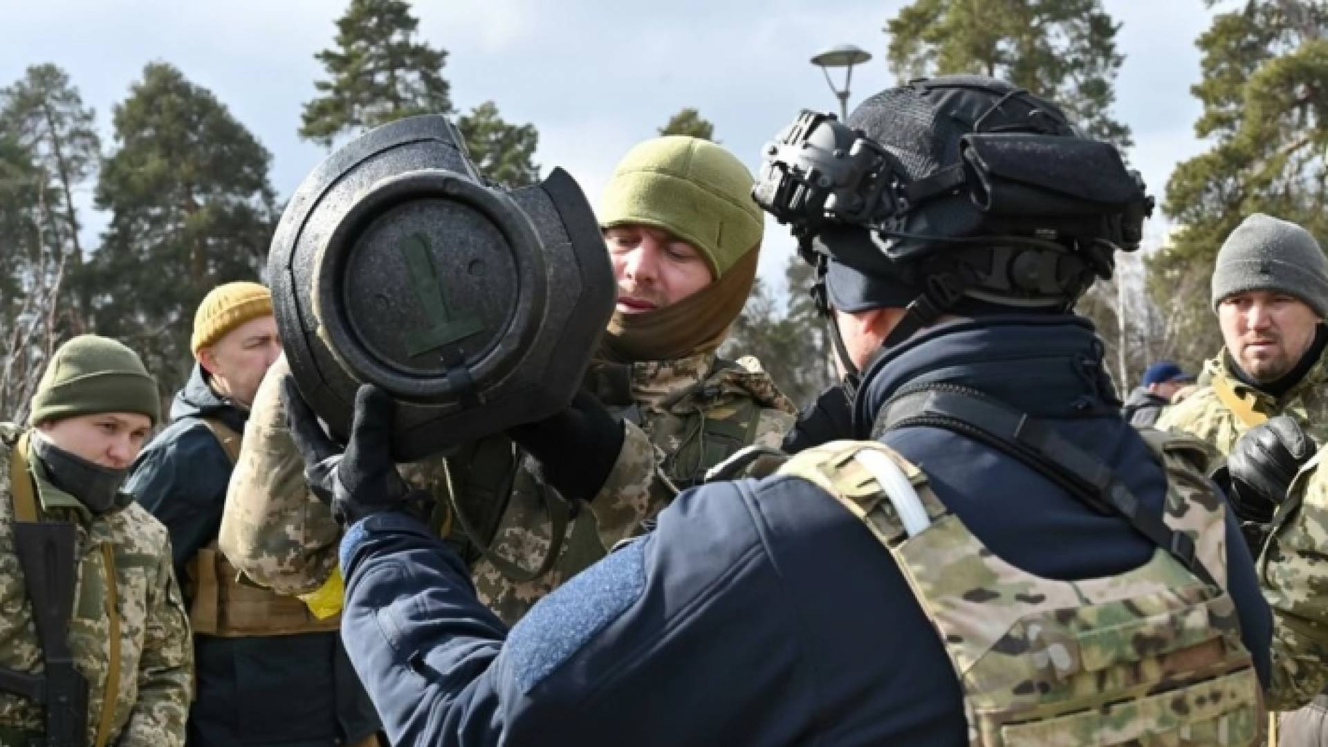 أعضاء في قوات الدفاع الأوكرانية في كييف