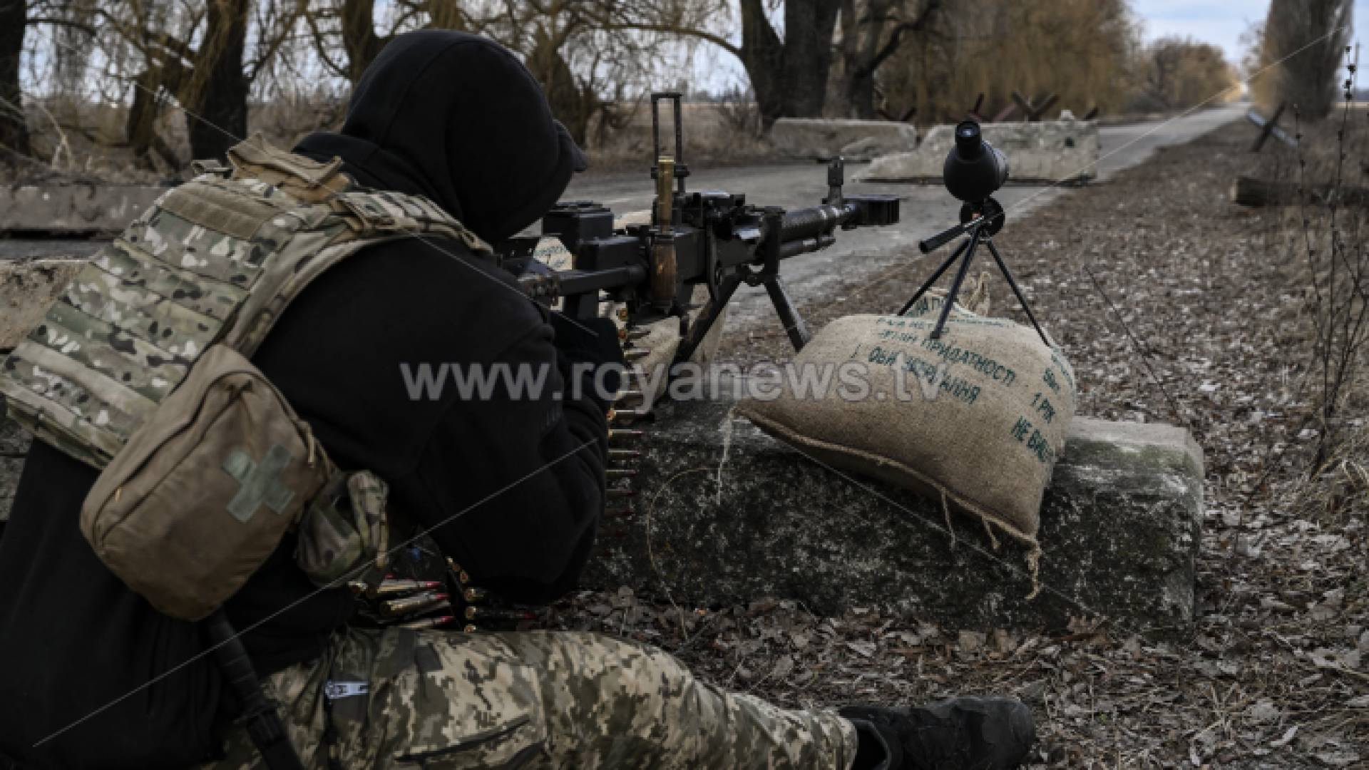 جندي أوكراني في مدينة بروفاري - (أ ف ب)