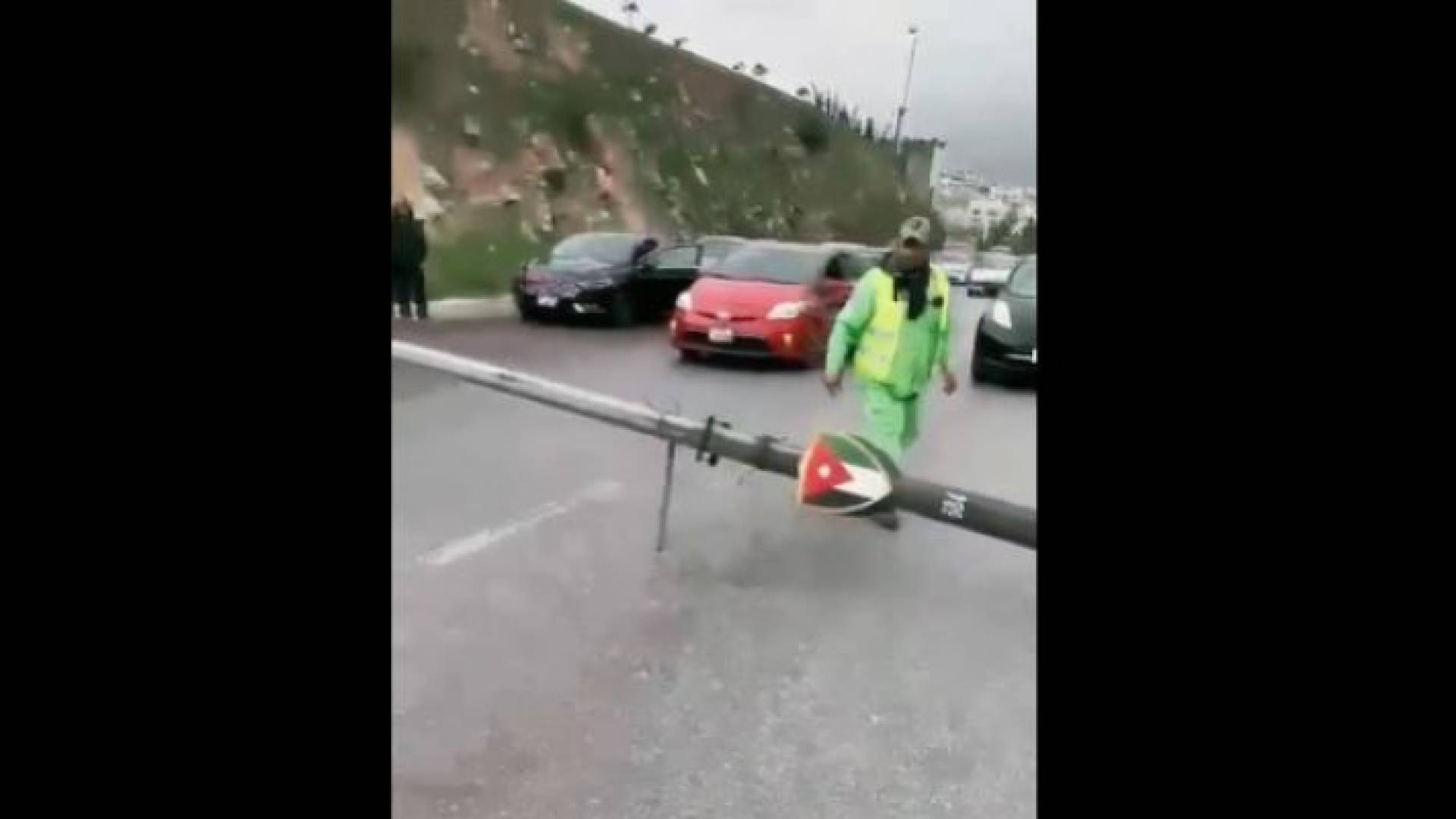 سقوط عامود كهرباء