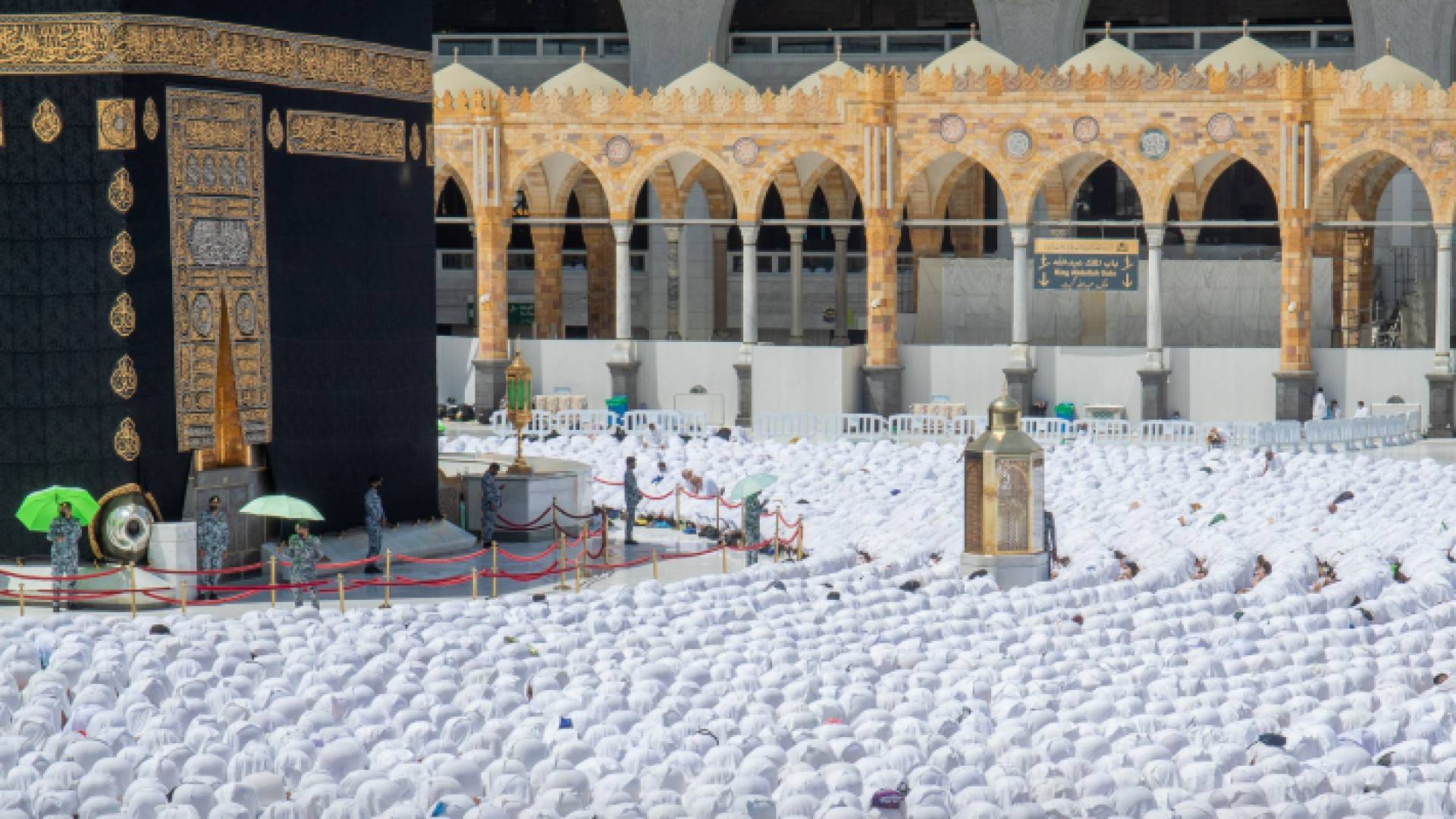 معتمرون يؤدون الصلاة في المسجد الحرام