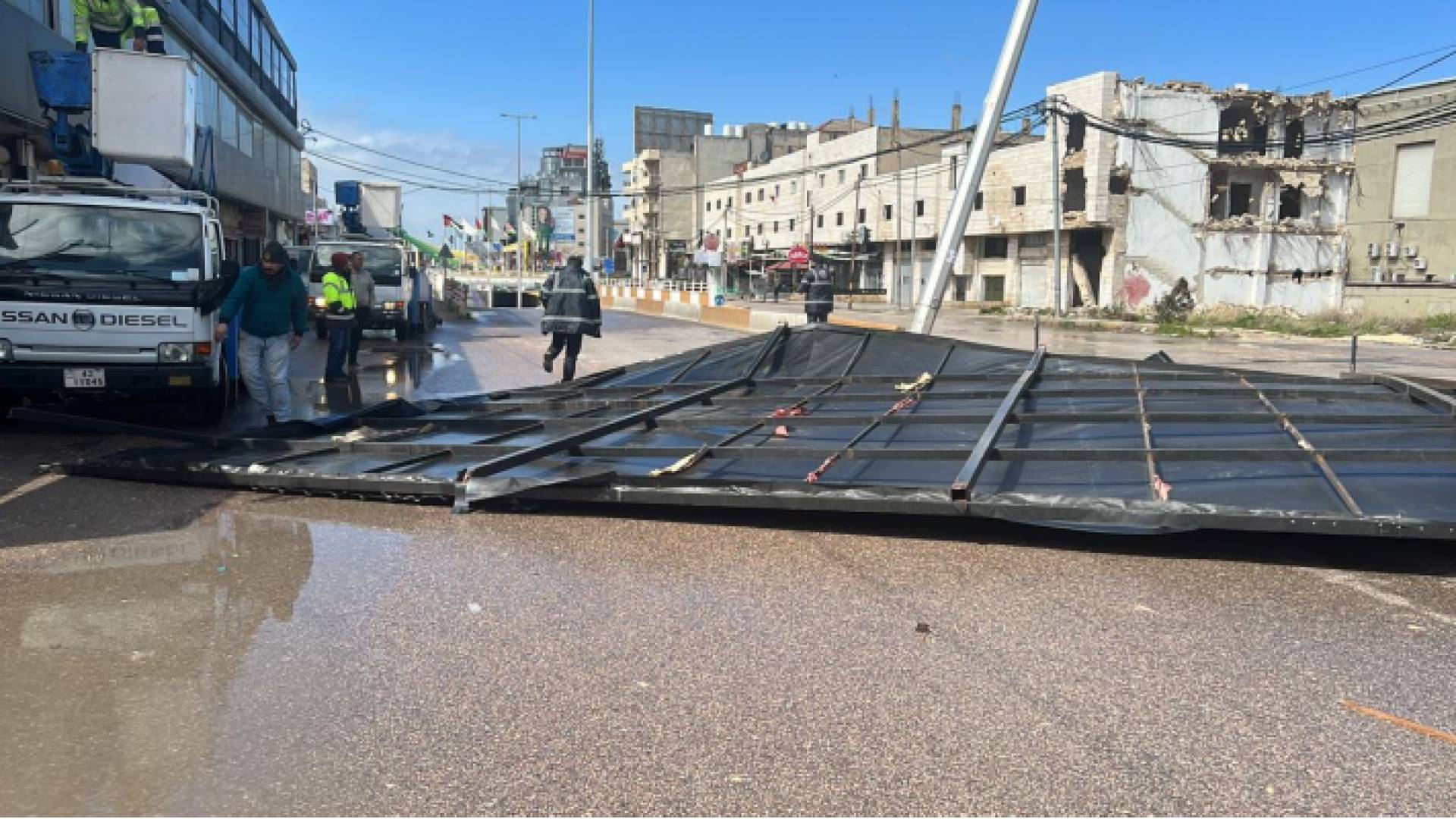 سقوط لوحة إعلانية بسبب قوة الرياح في إربد - صور