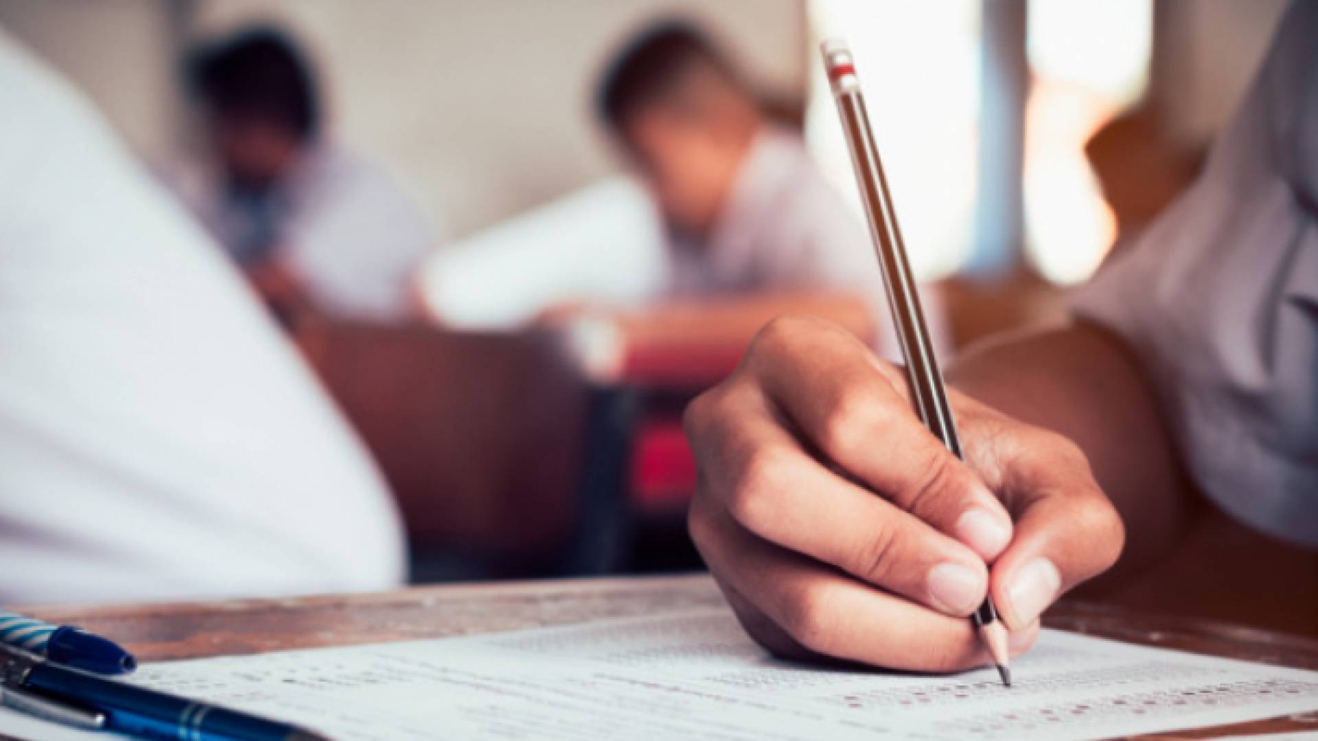 طالب يقدم امتحان