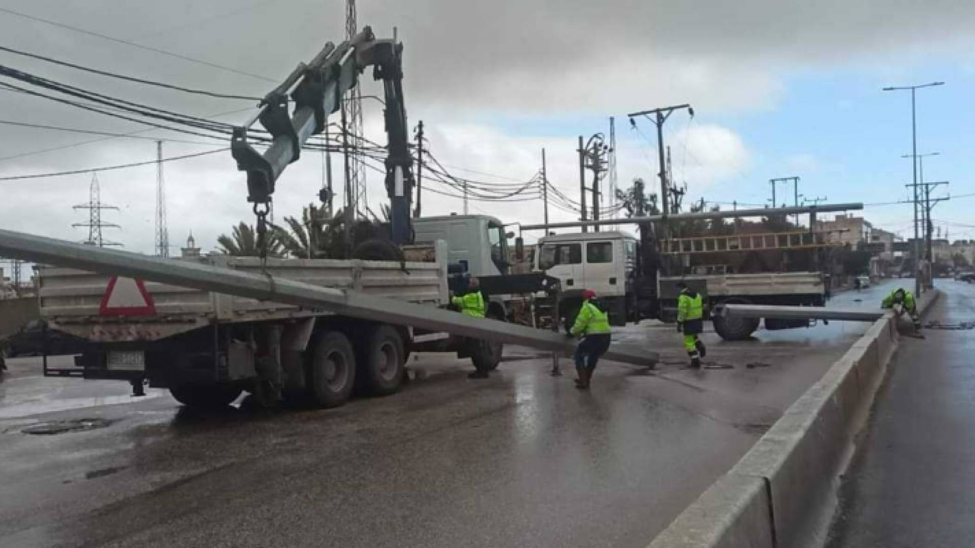كهرباء اربد توضح حول سقوط عامود انارة على مدخل نفق اربد