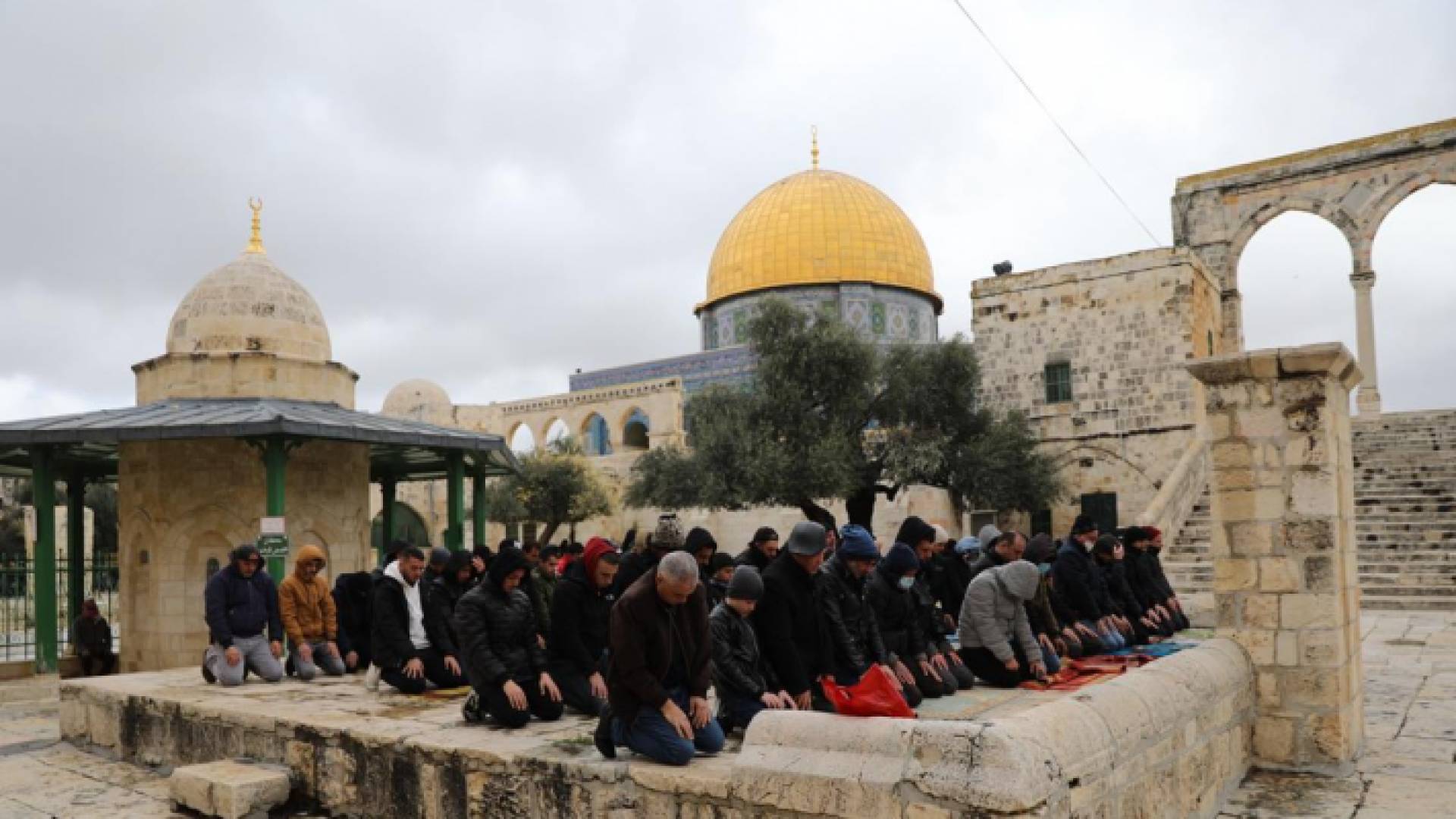 فلسطينيون يؤدون صلاة الجمعة في المسجد الأقصى