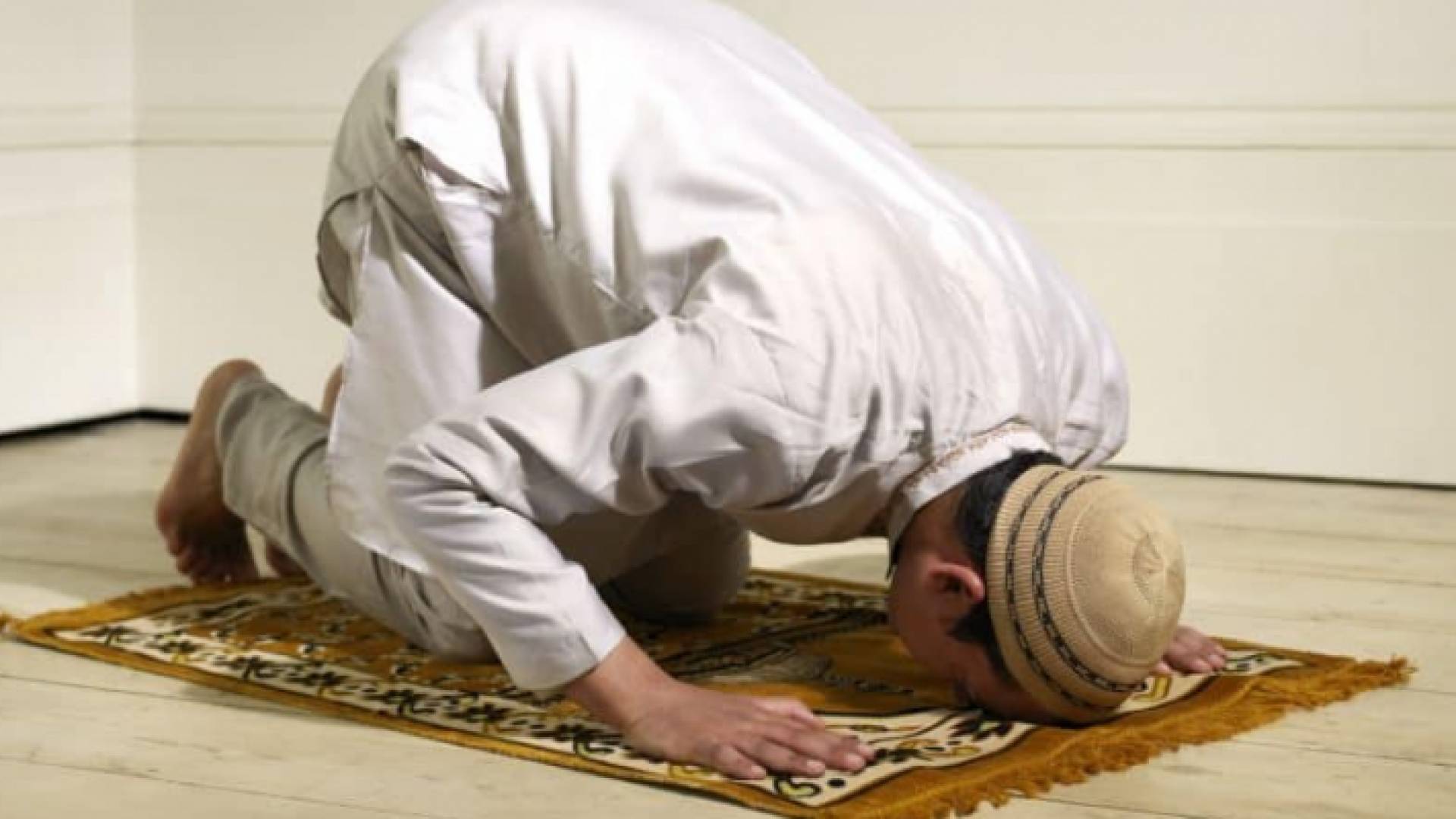 رجل أثناء الصلاة - تعبيرية